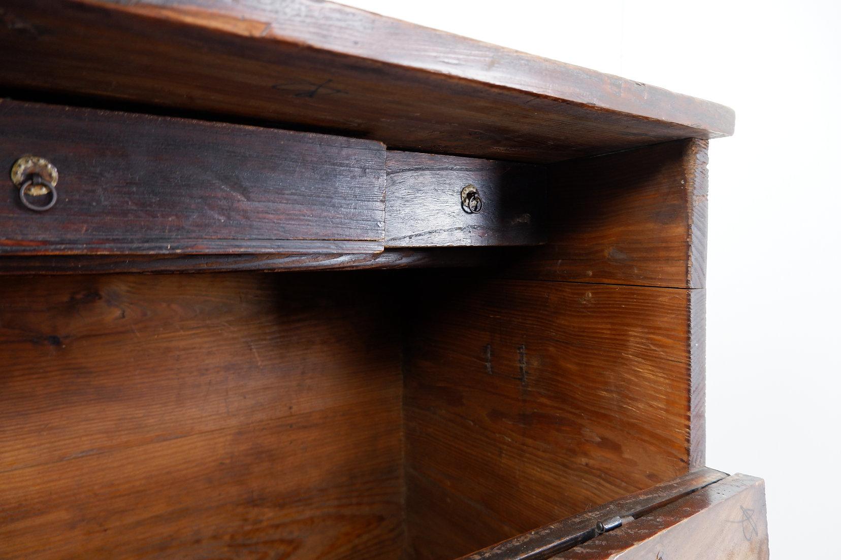 Asiatische Holztruhe mit dekorativen Beschlägen – 18. Jahrhundert im Angebot 7