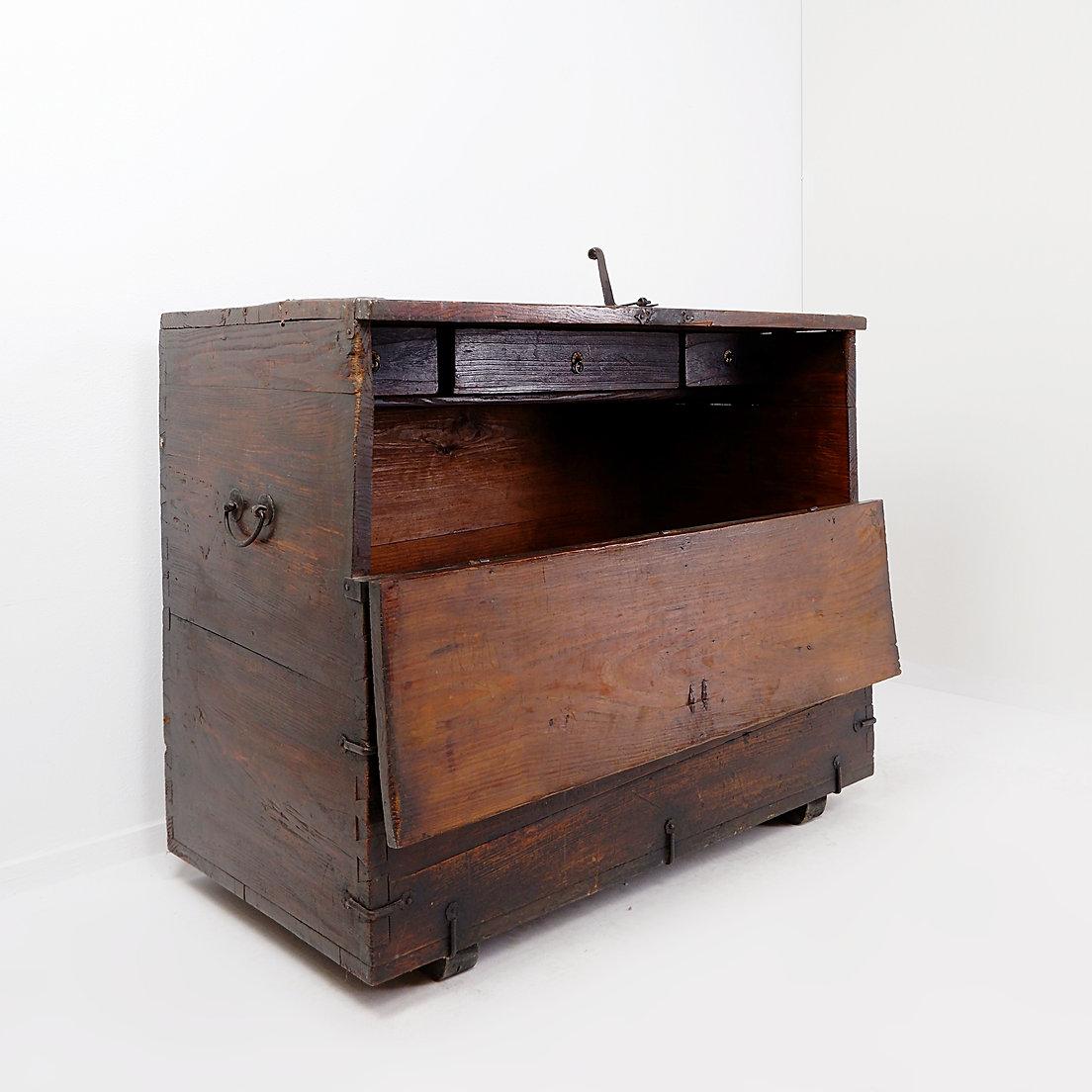 Asiatische Holztruhe mit dekorativen Beschlägen
Brutalistisch - Wabi-Sabi - Asiatische Kunst - Dekoration
Maße: 97cmx53cm H:82cm 
China 18. Jahrhundert oder später / Alte Truhe und alte Beschläge
Alters- und gebrauchsbedingte