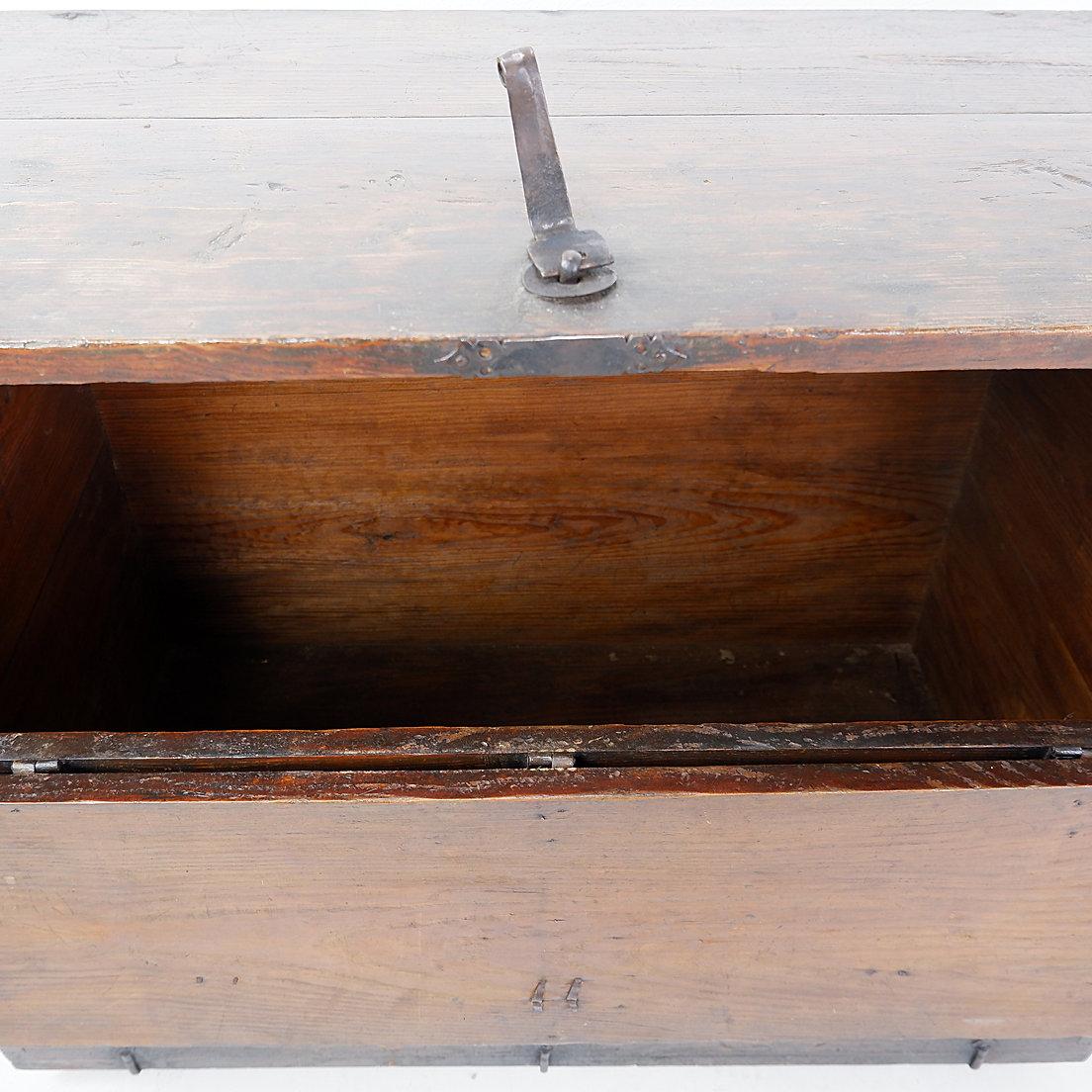 Asiatische Holztruhe mit dekorativen Beschlägen – 18. Jahrhundert (18. Jahrhundert und früher) im Angebot
