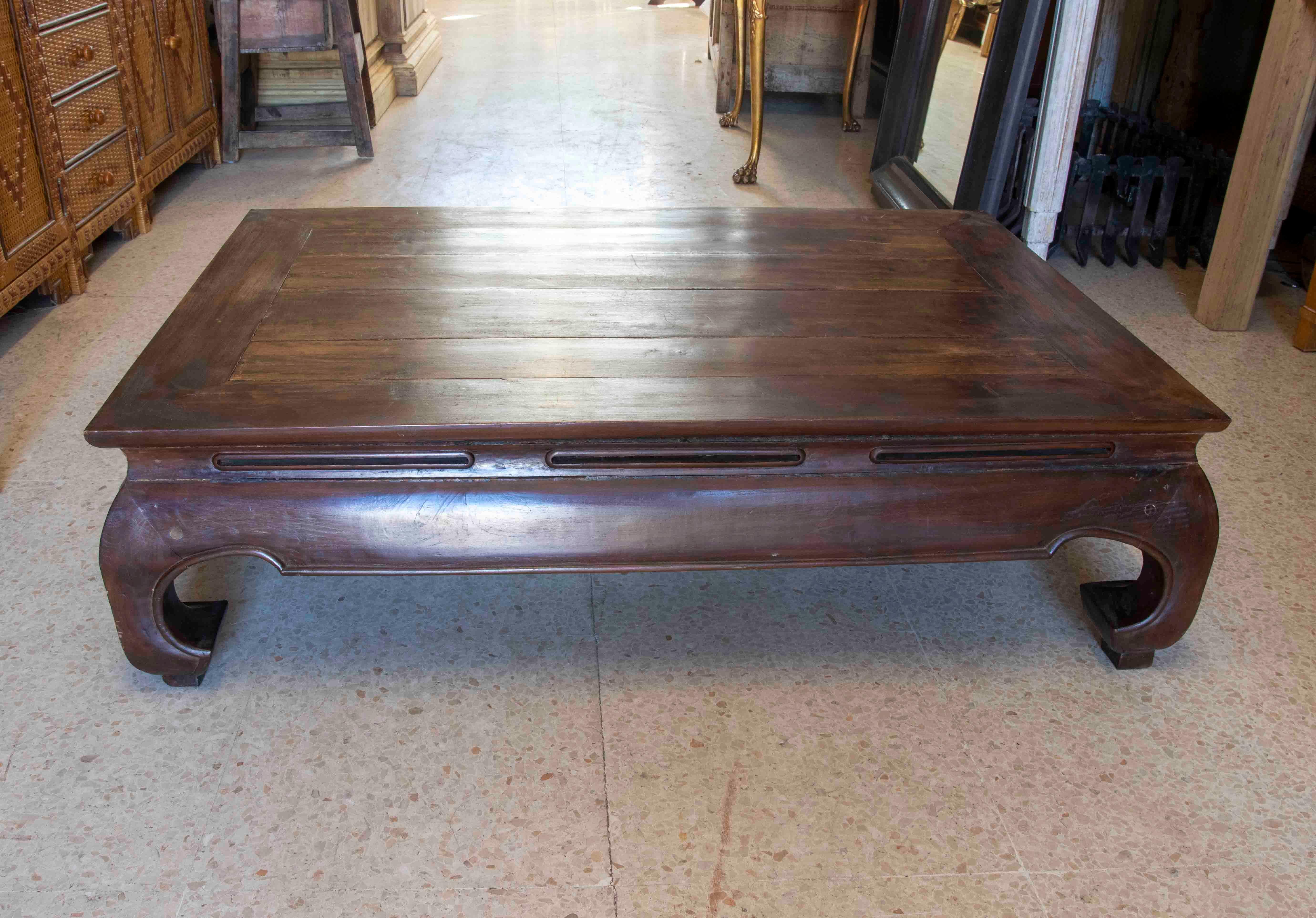 Asian Wooden Coffee Table with Turtle-Shaped Legs In Good Condition For Sale In Marbella, ES