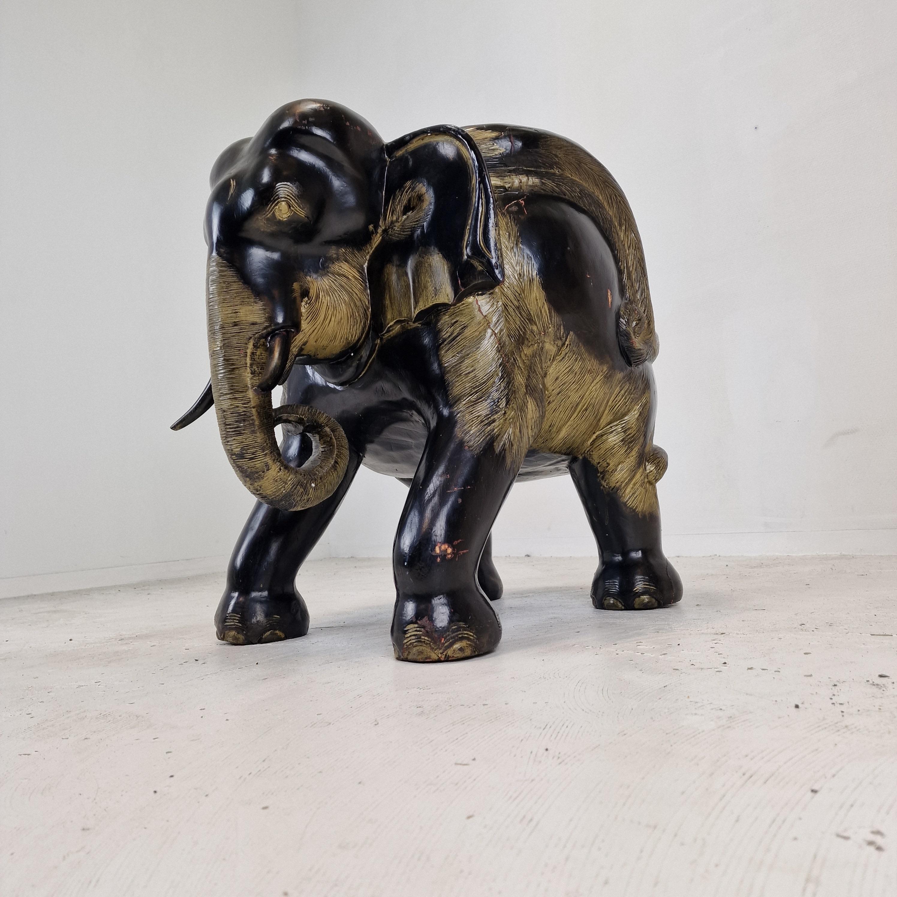 Stunning Indonesian elephant chair, fabricated in the early 19th century.

This amazing chair is fabricated of wood.
It has the original black and golden paint.

Please take notice of the nice details.

It has traces of use, as you can see on the