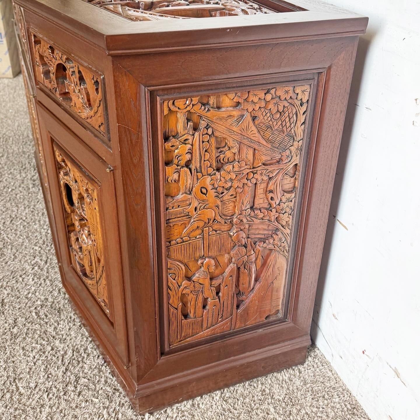 Valorizza la tua casa con l'intricata bellezza di questa credenza asiatica intagliata a mano. Caratterizzato da dettagliati pannelli intagliati a mano e da una ricca finitura in legno, questo mobile offre un ampio spazio di archiviazione grazie a
