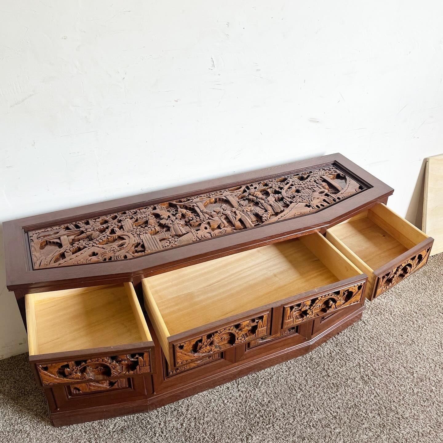 Credenza asiatica in legno intagliata a mano In condizioni buone in vendita a Delray Beach, FL