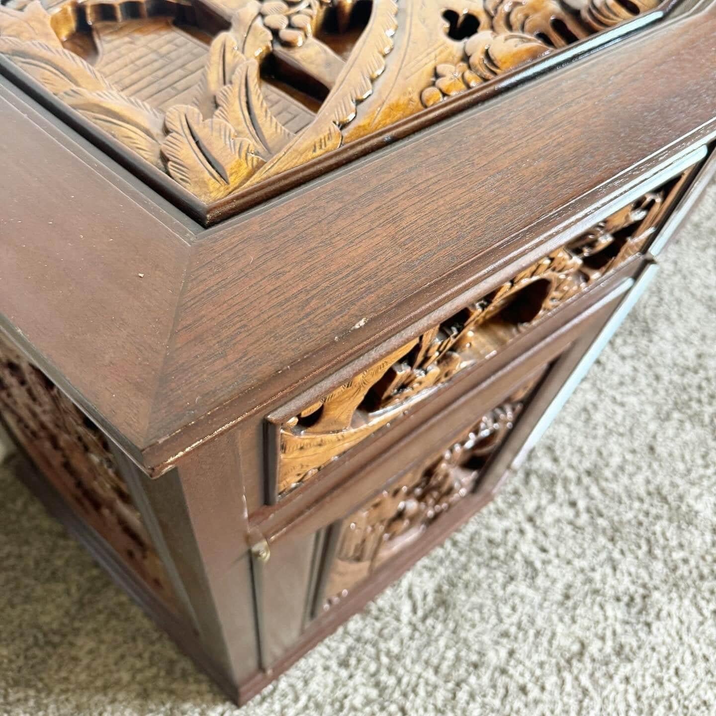 Credenza asiatica in legno intagliata a mano in vendita 1