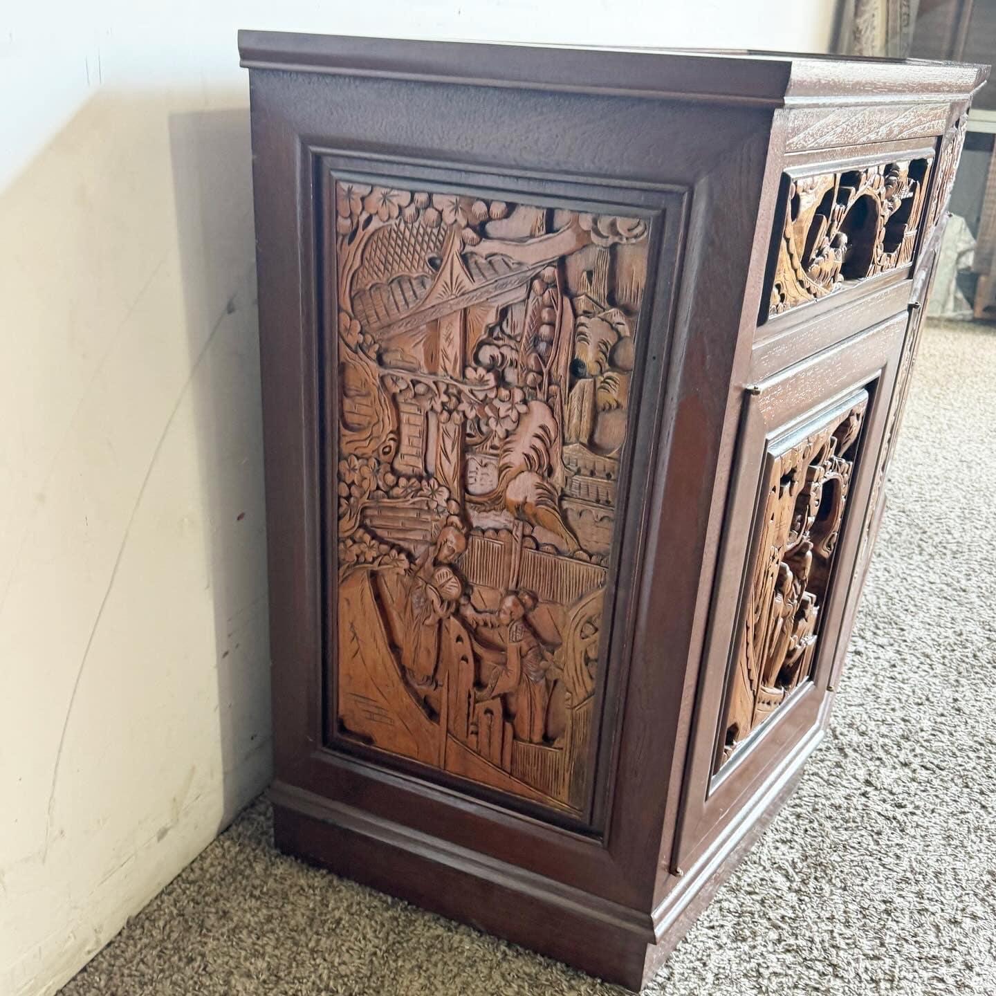 Credenza asiatica in legno intagliata a mano in vendita 3