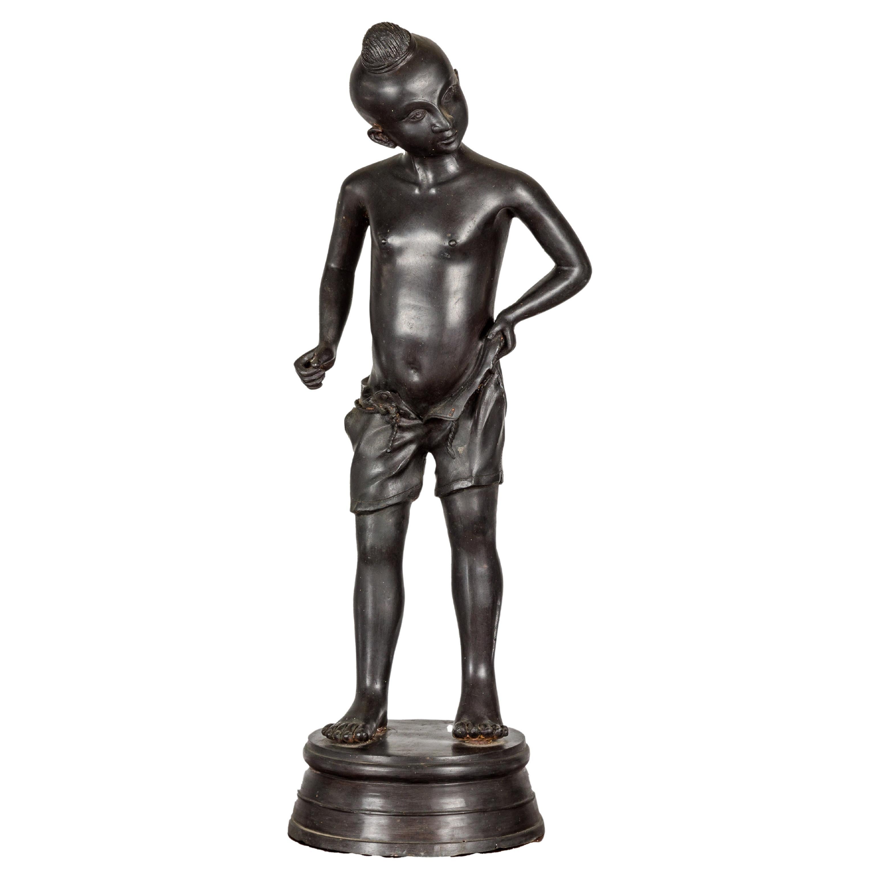 Asiatisch inspirierte Bronze-Tischplattenstatue in dunkler Patina im Angebot