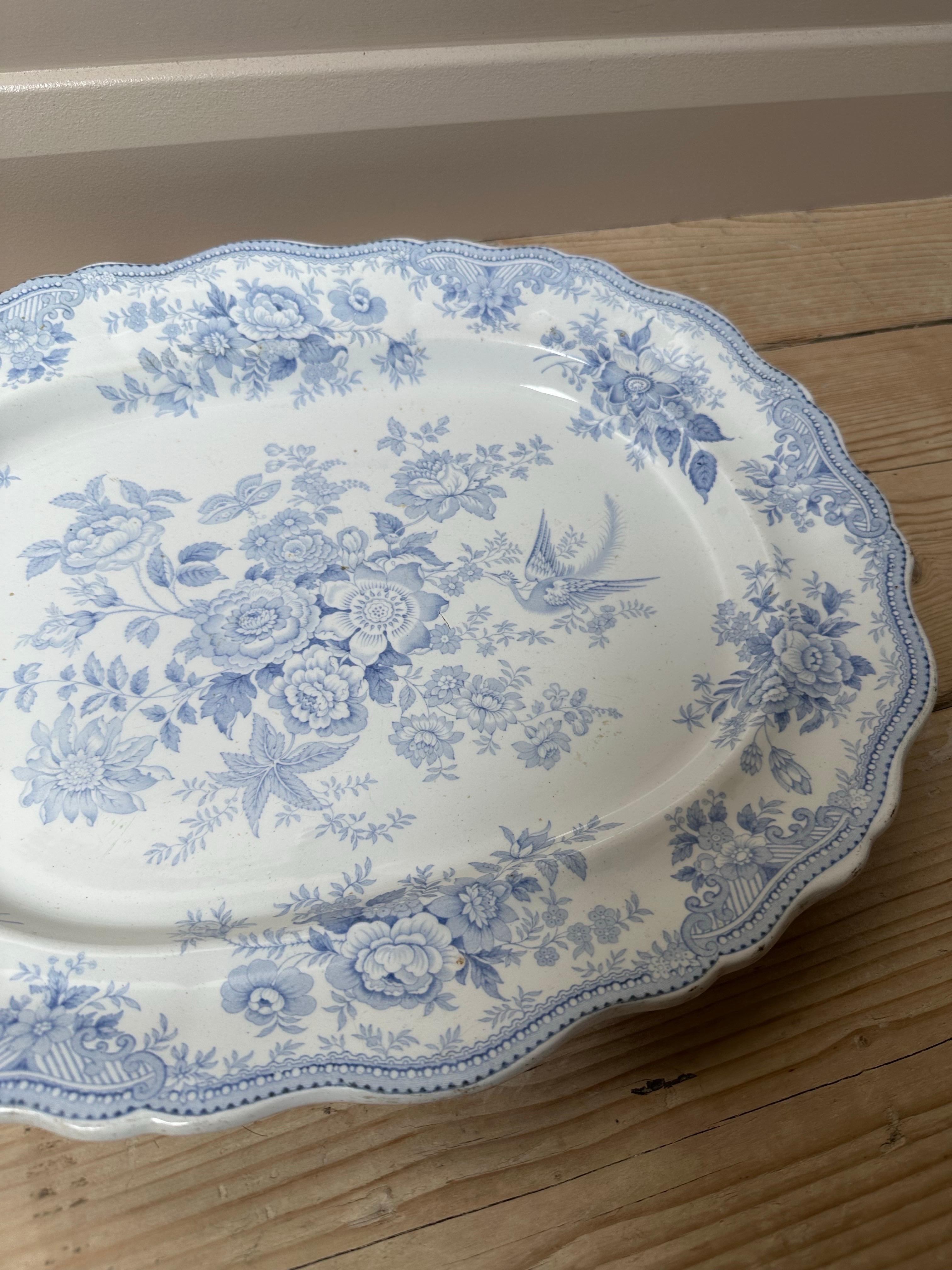 Grand plat festonné bleu et blanc en forme de faisan asiatique, par Booths, vers 1872 en vente 10