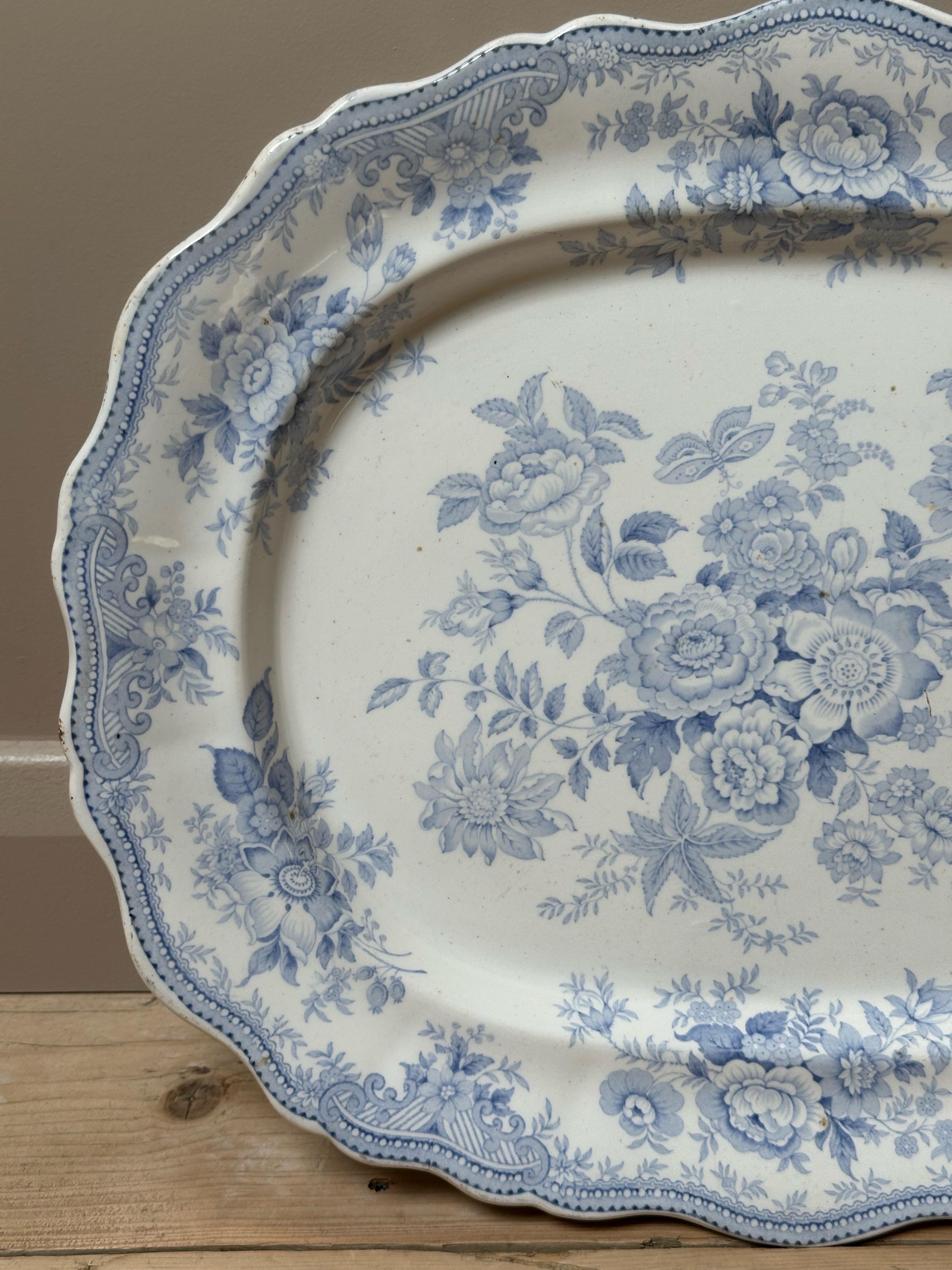 Superbe exemple de bleu et blanc du Staffordshire du milieu de l'époque victorienne, ce grand plat festonné en forme de faisan asiatique de Booths (vers les années 1870) présente un bord ondulé qui fait écho au thème naturaliste. L'impression