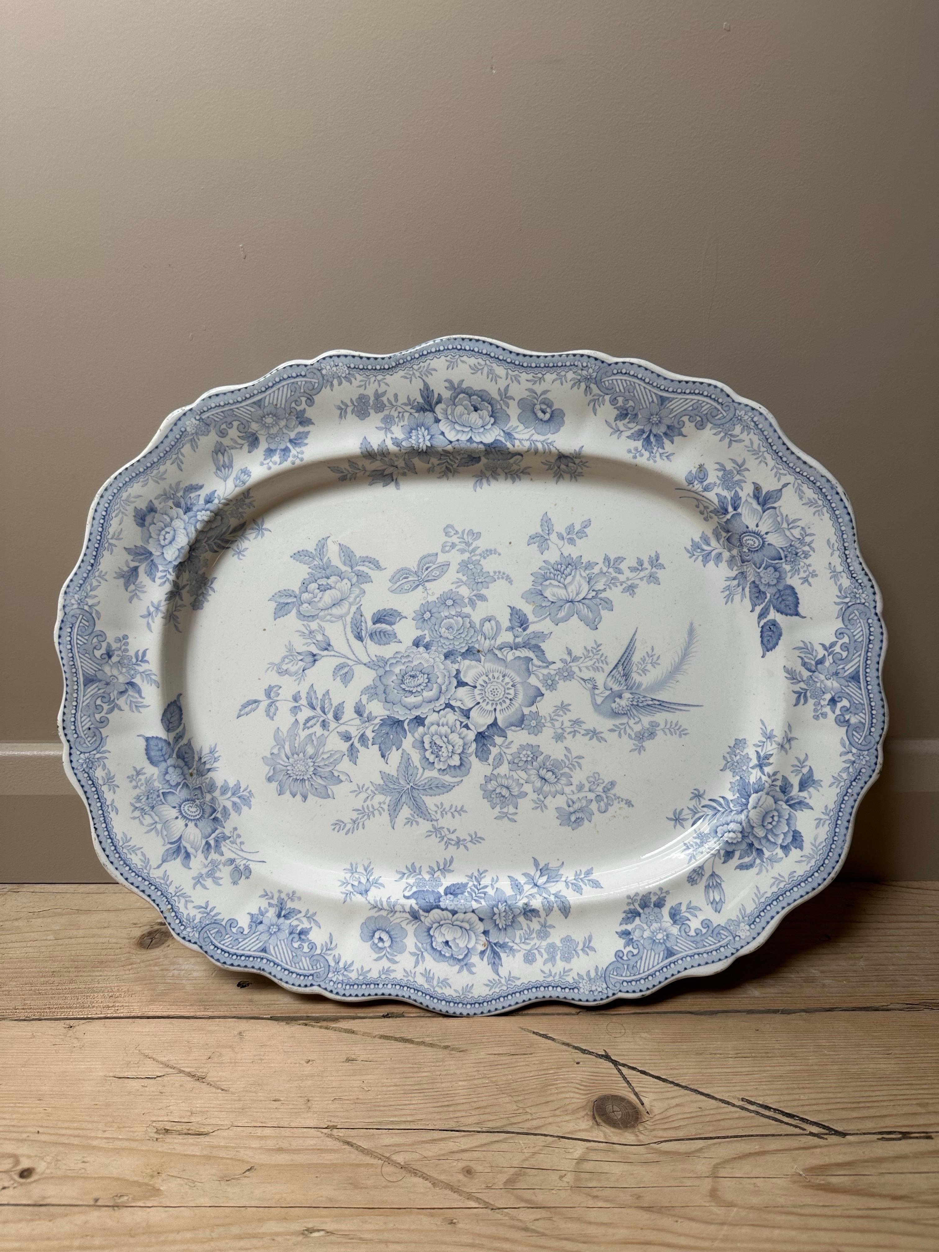 Grand plat festonné bleu et blanc en forme de faisan asiatique, par Booths, vers 1872 Bon état - En vente à Worcester Park, GB