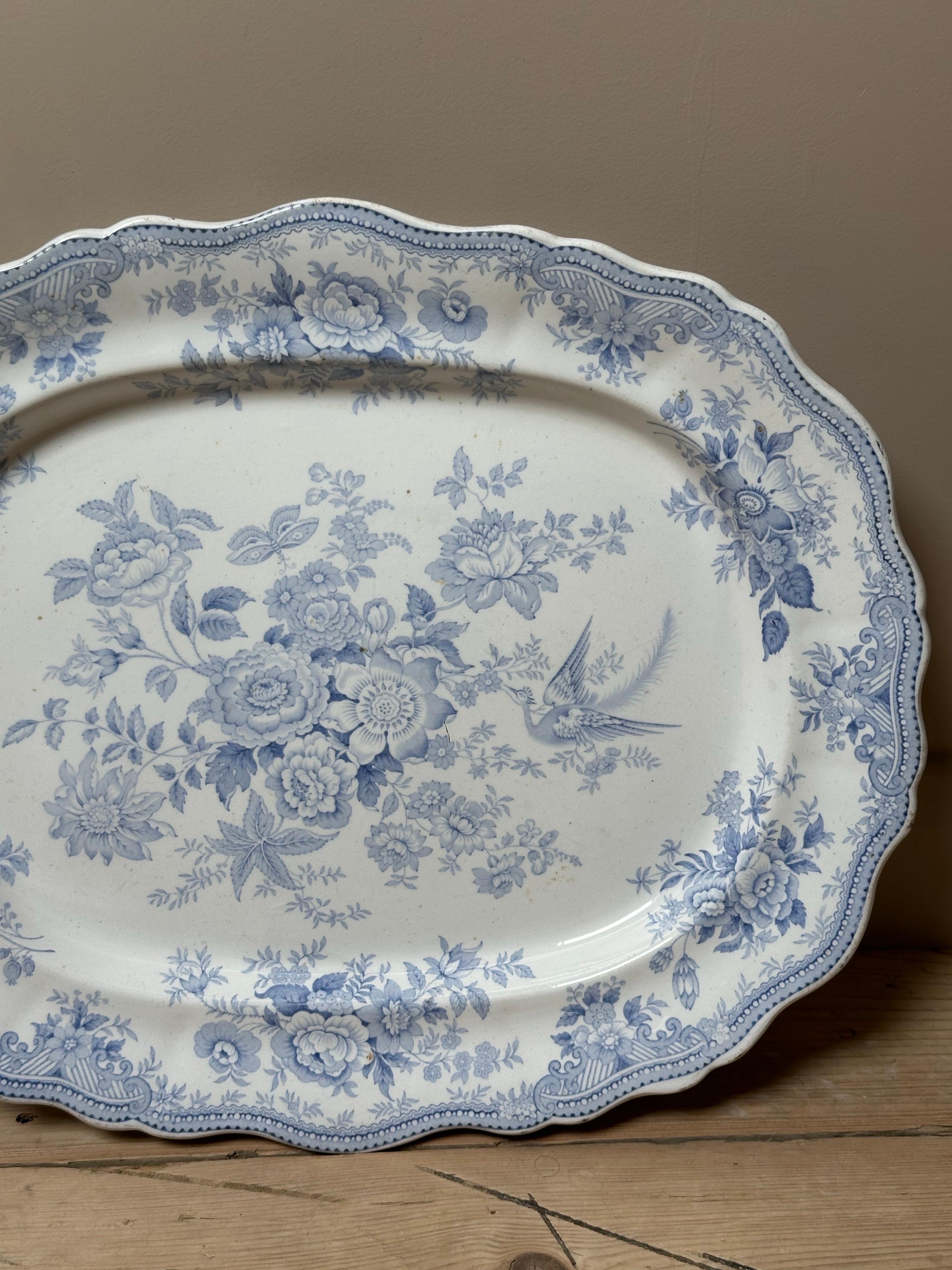 XIXe siècle Grand plat festonné bleu et blanc en forme de faisan asiatique, par Booths, vers 1872 en vente