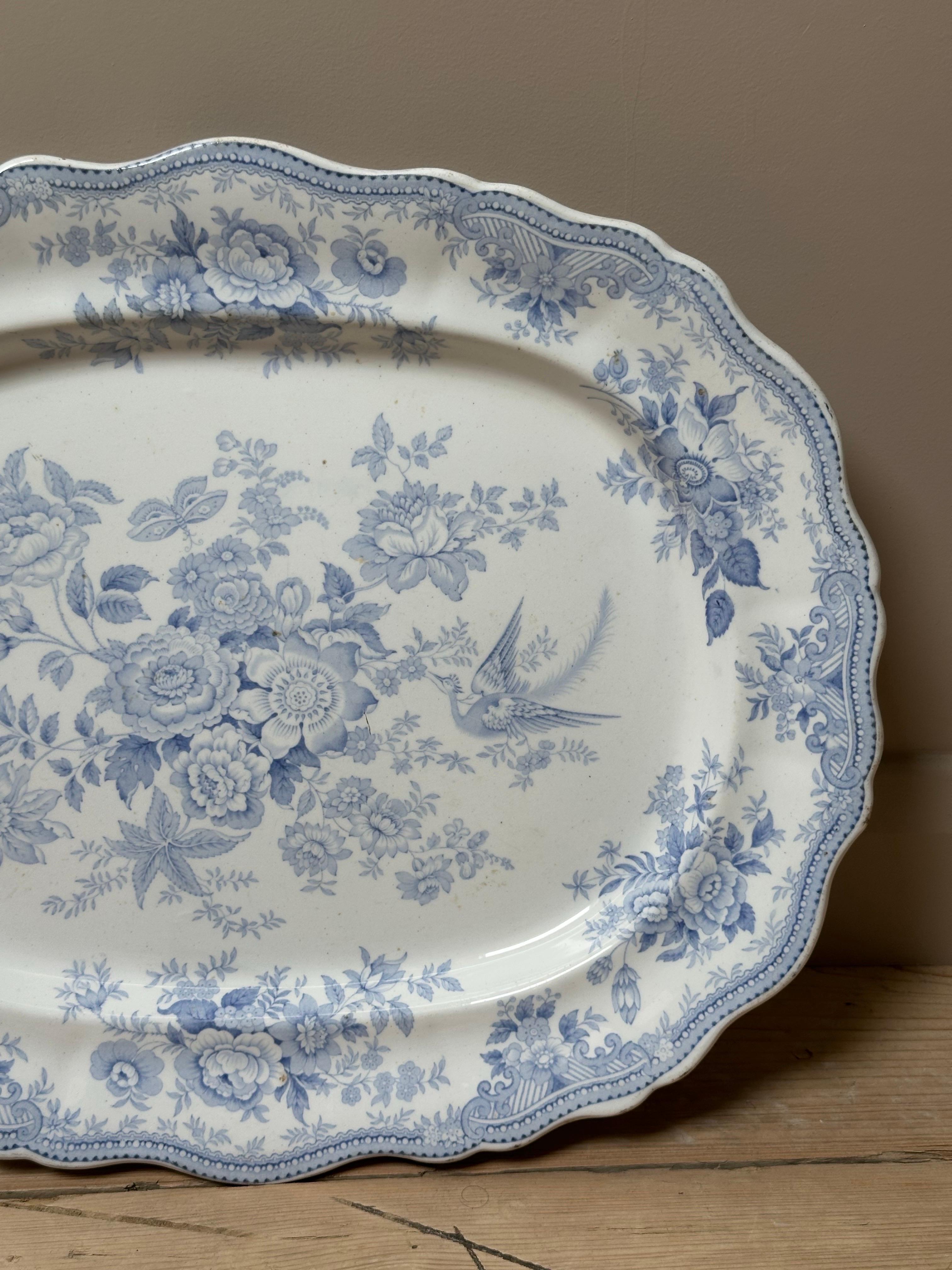 Céramique Grand plat festonné bleu et blanc en forme de faisan asiatique, par Booths, vers 1872 en vente