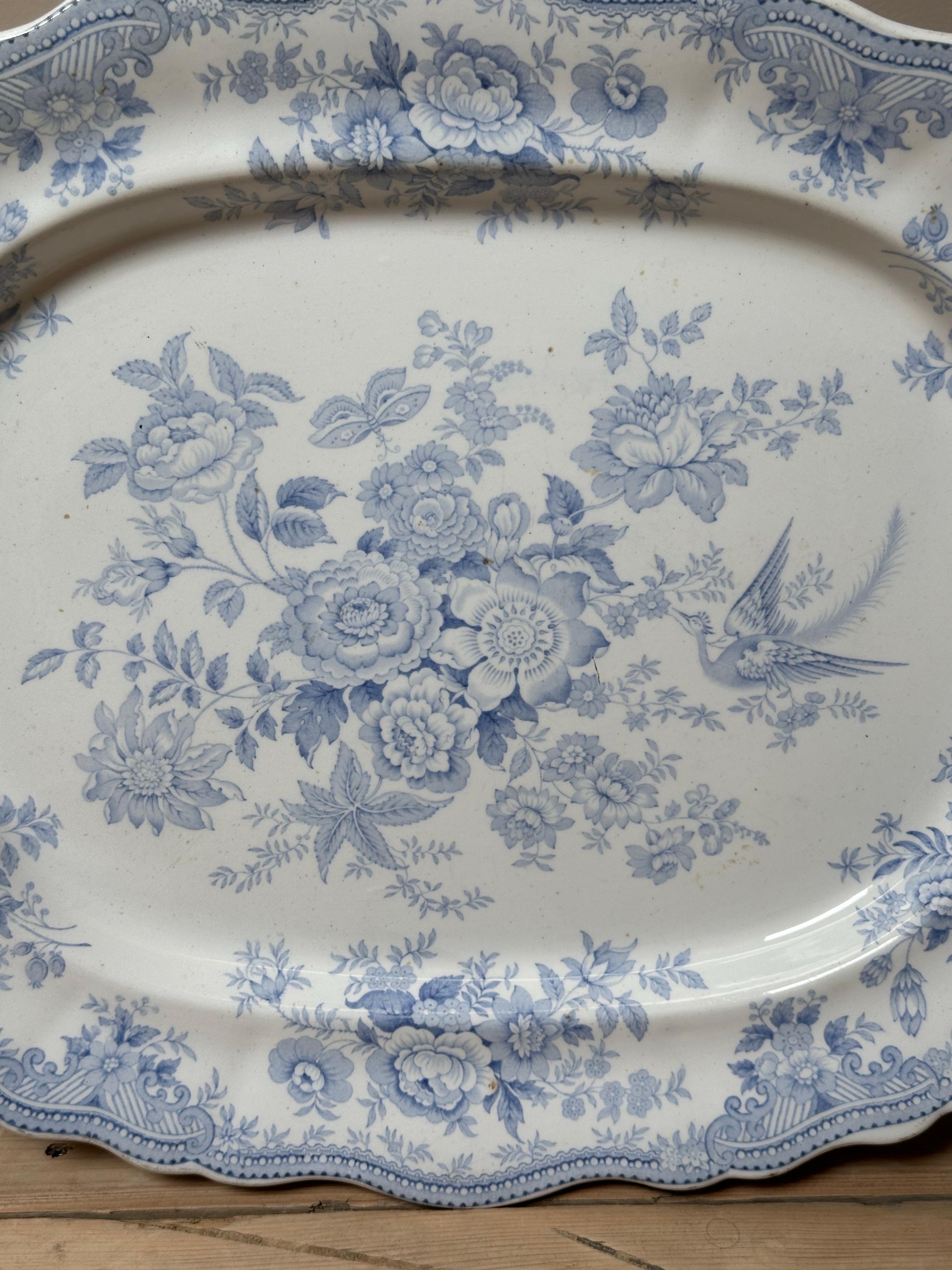 Grand plat festonné bleu et blanc en forme de faisan asiatique, par Booths, vers 1872 en vente 1