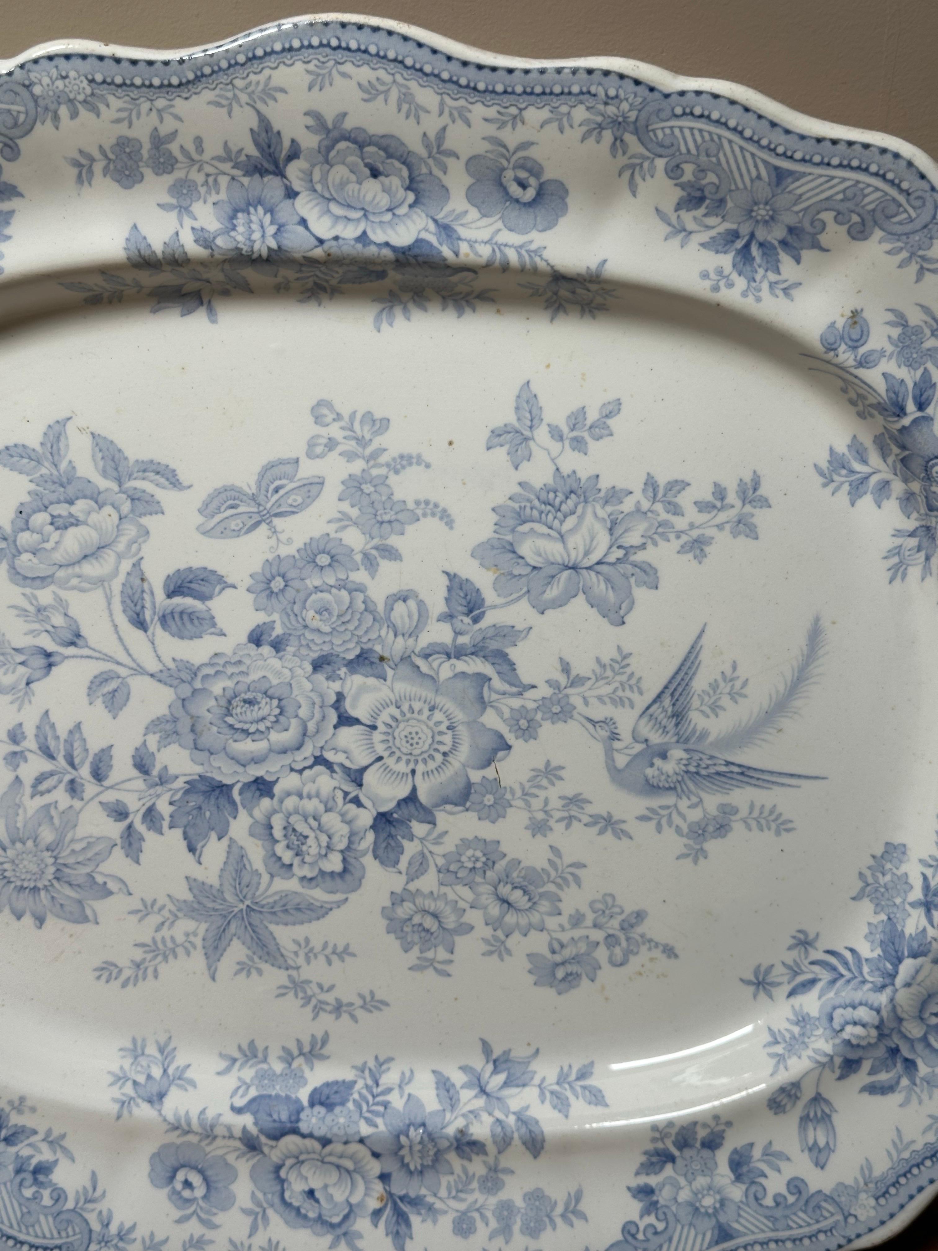 Grand plat festonné bleu et blanc en forme de faisan asiatique, par Booths, vers 1872 en vente 3