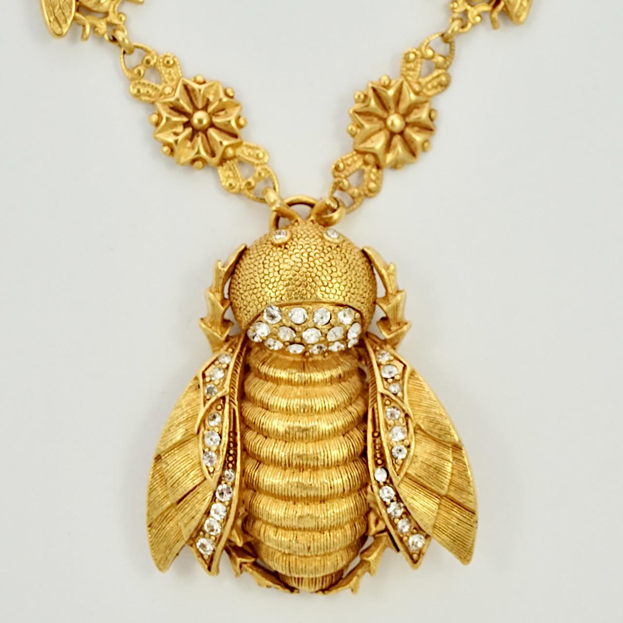 Fabelhafte, vergoldete Halskette von Askew London mit einem schönen, großen, strukturierten Bienenanhänger mit Kristallen. Die Biene ist an einer schönen Messingkette mit Fliegen- und Blumengliederkette befestigt. Messung Halskette Länge 42,5 cm /