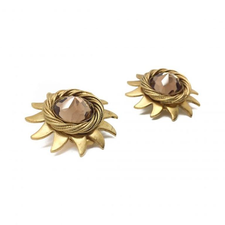 Vintage 1980s Askew Sunburst Earrings. Featuring wonderful 18ct gold plated brushed metal in a starburst design with rope detailing surrounding a marvellous rivoli crystal. Measuring 2.8cm, signed ASKEW and in very good vintage condition. A perfect