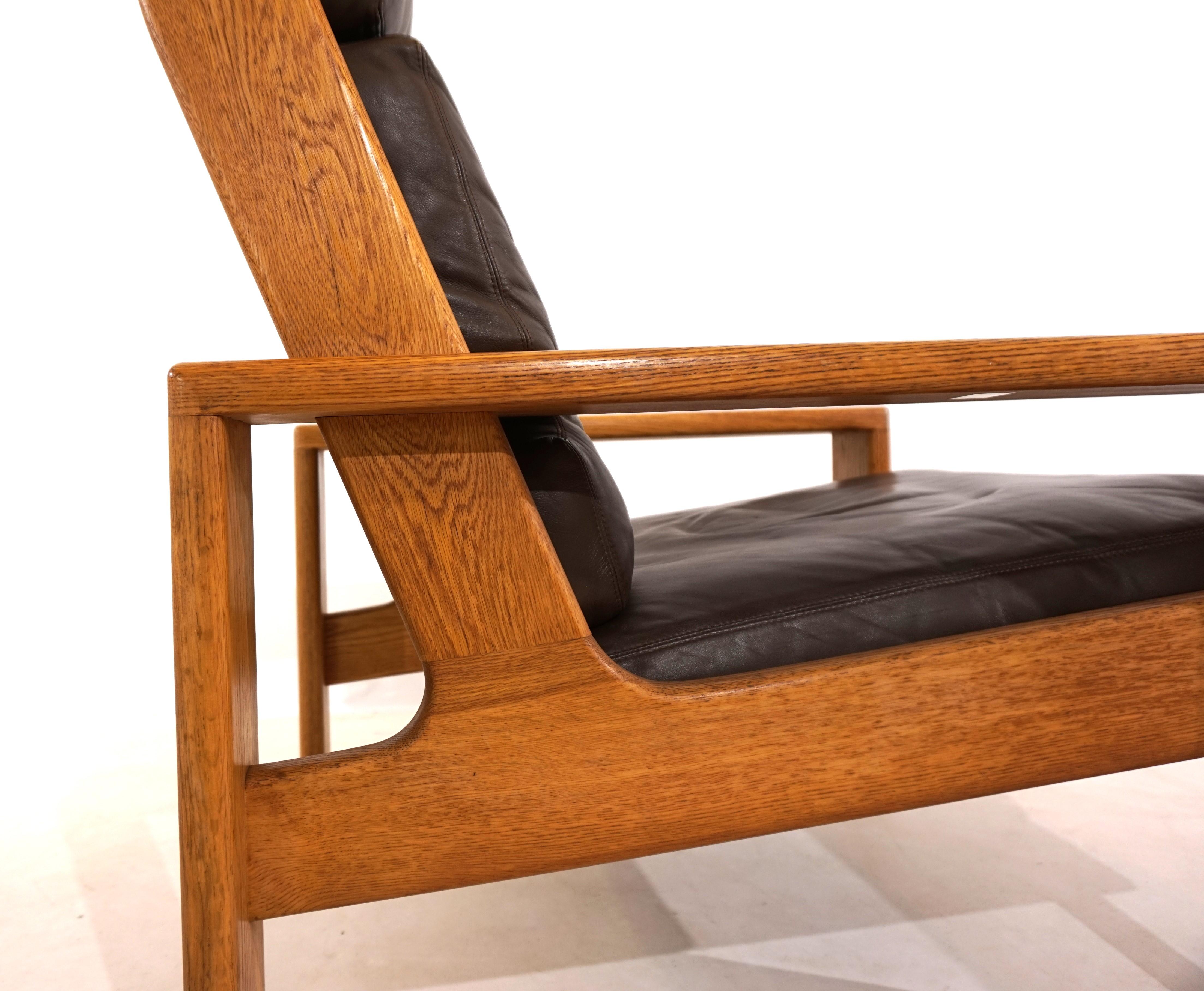 Asko Bonanza brown high-back leather armchair by Esko Pajamies In Good Condition For Sale In Ludwigslust, DE