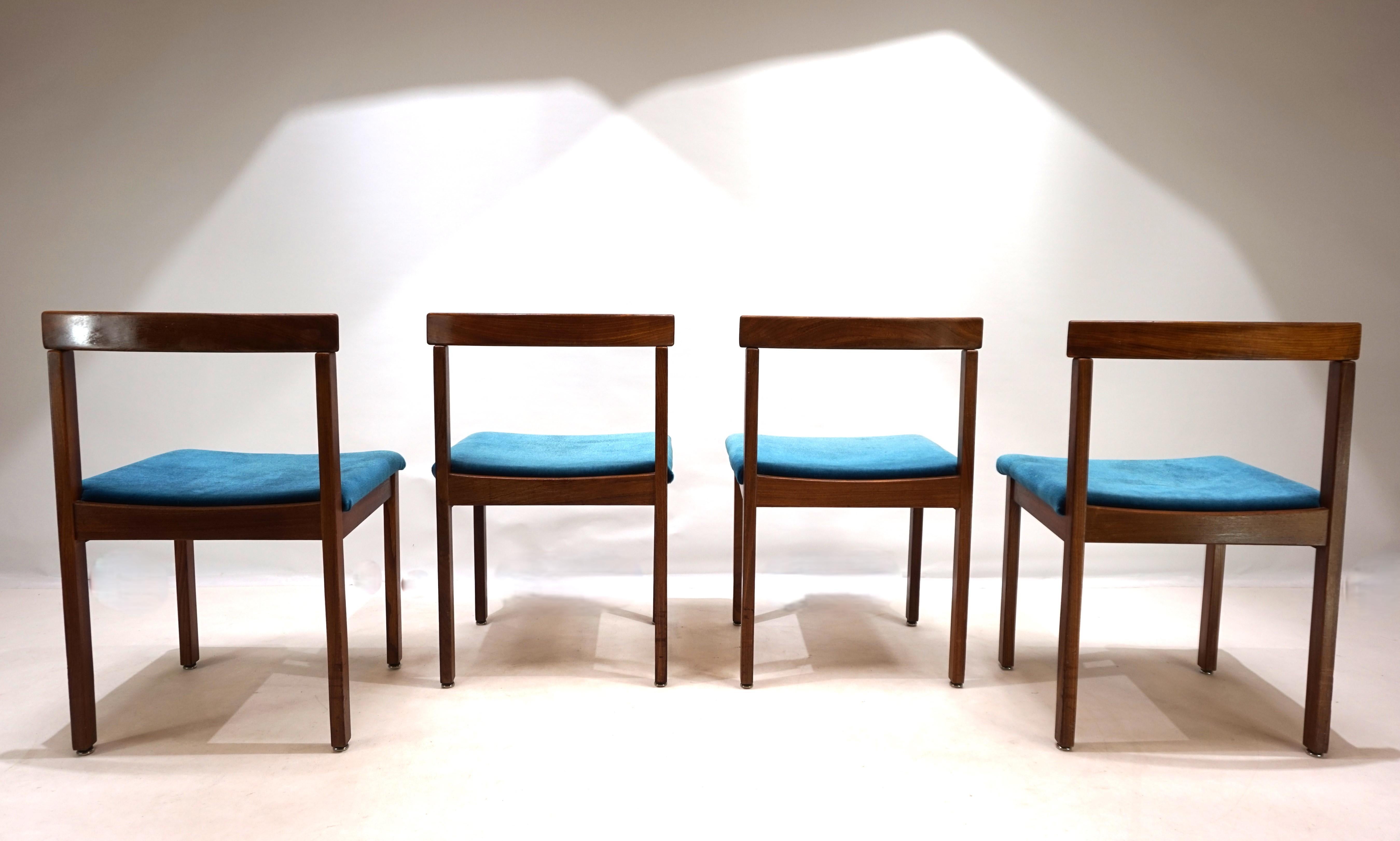 Dieses Set aus vier Tectonia-Stühlen von Asko mit seinen klaren, minimalistischen Linien ist in sehr gutem Zustand. Die Rahmen im Bauhaus-Stil kombinieren eckige und runde Formen und weisen nur leichte Gebrauchsspuren an den Beinen auf. Der schöne