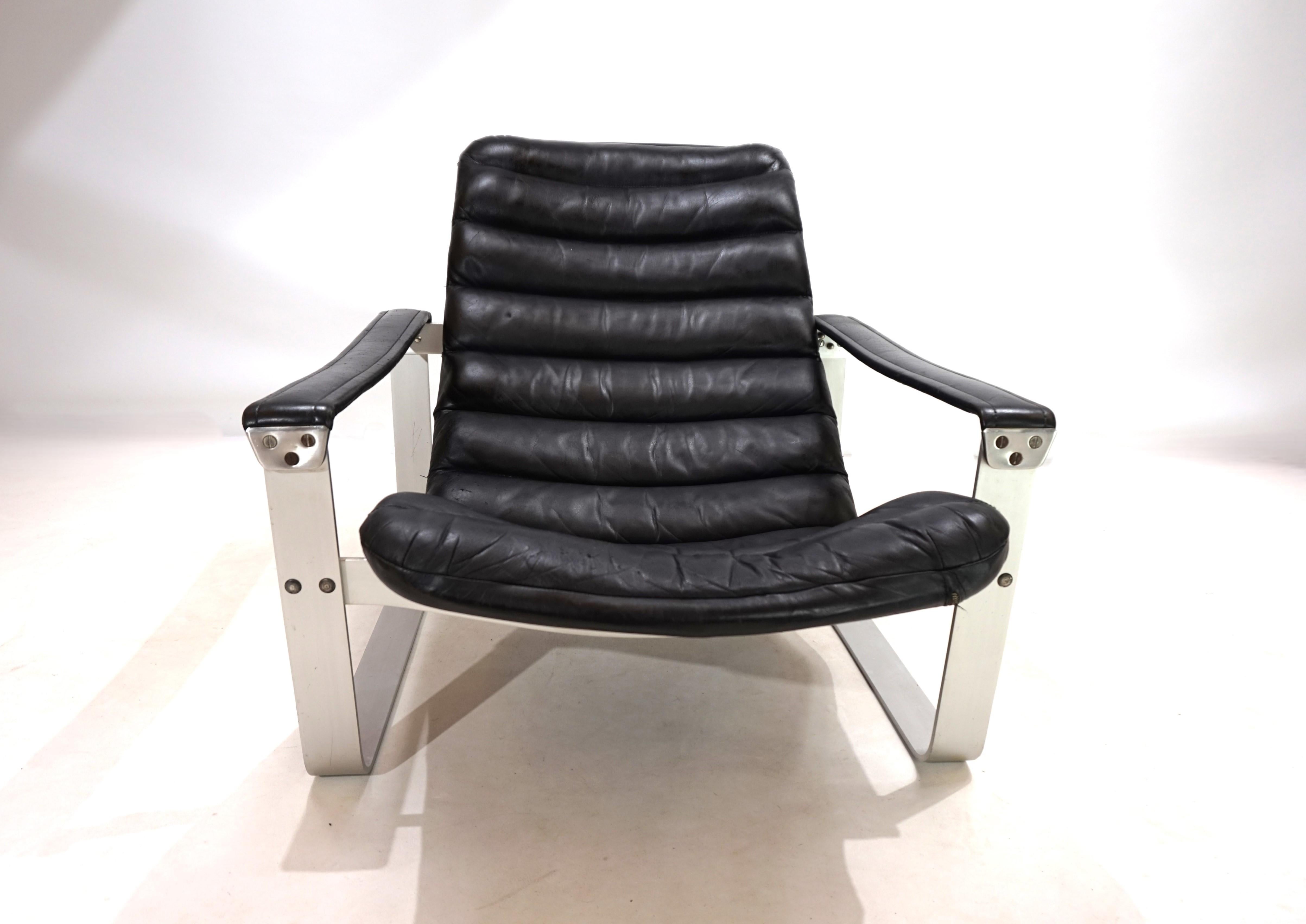 Der Asko Pulkka Ledersessel in schwarzem Leder ist in gutem Zustand. Das Leder ist weich, zeigt Patina, leichte Gebrauchsspuren und Kratzer auf einer Seite. Die Sitzschale des Sessels besteht aus einem Aluminiumrahmen und ist in mehreren Stufen