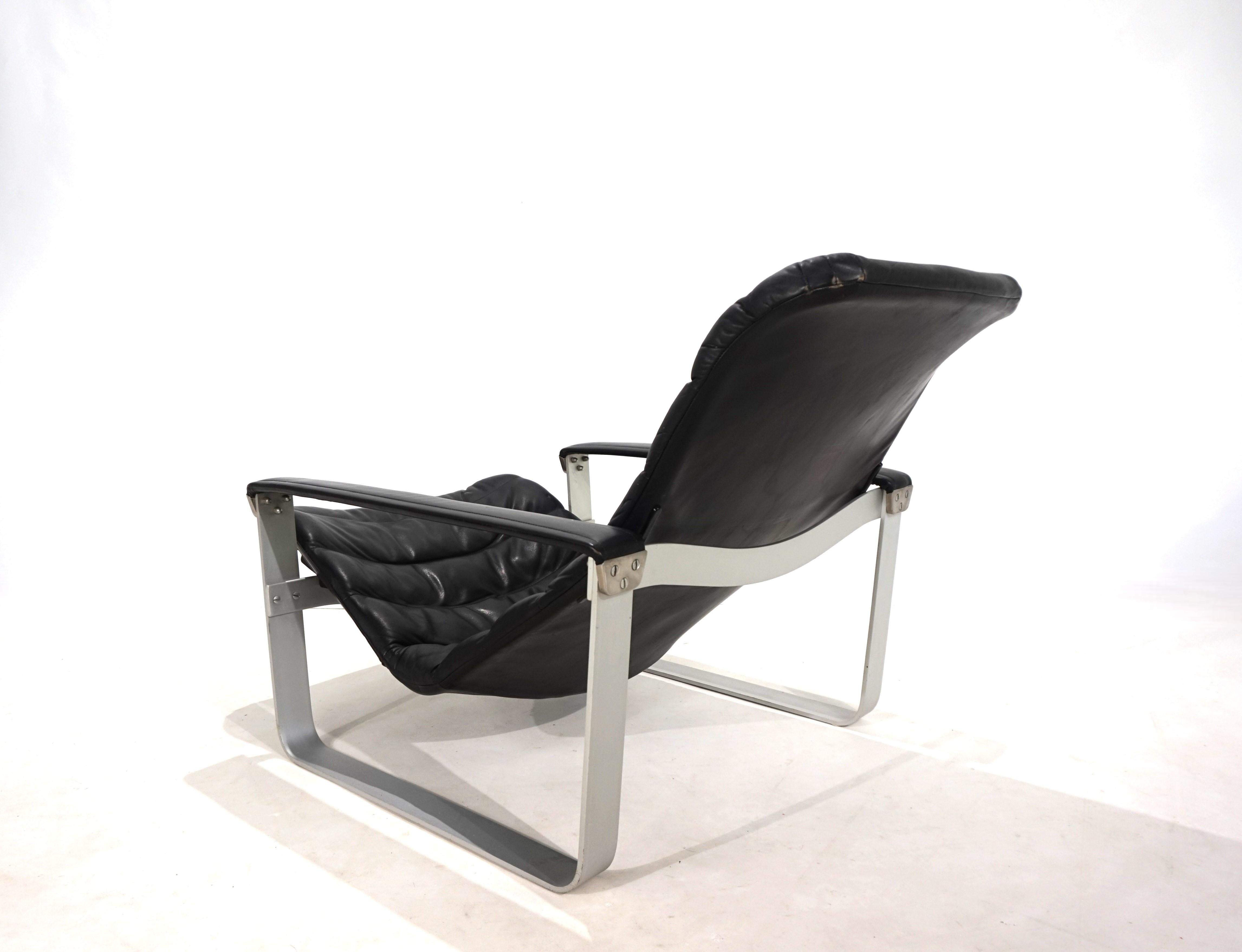 El sillón Asko Pulkka de cuero negro está en muy buen estado. El cuero es suave y sólo muestra una pátina mínima. La carcasa del asiento de la silla descansa sobre un armazón de aluminio y es ajustable en tres posiciones. El armazón y los