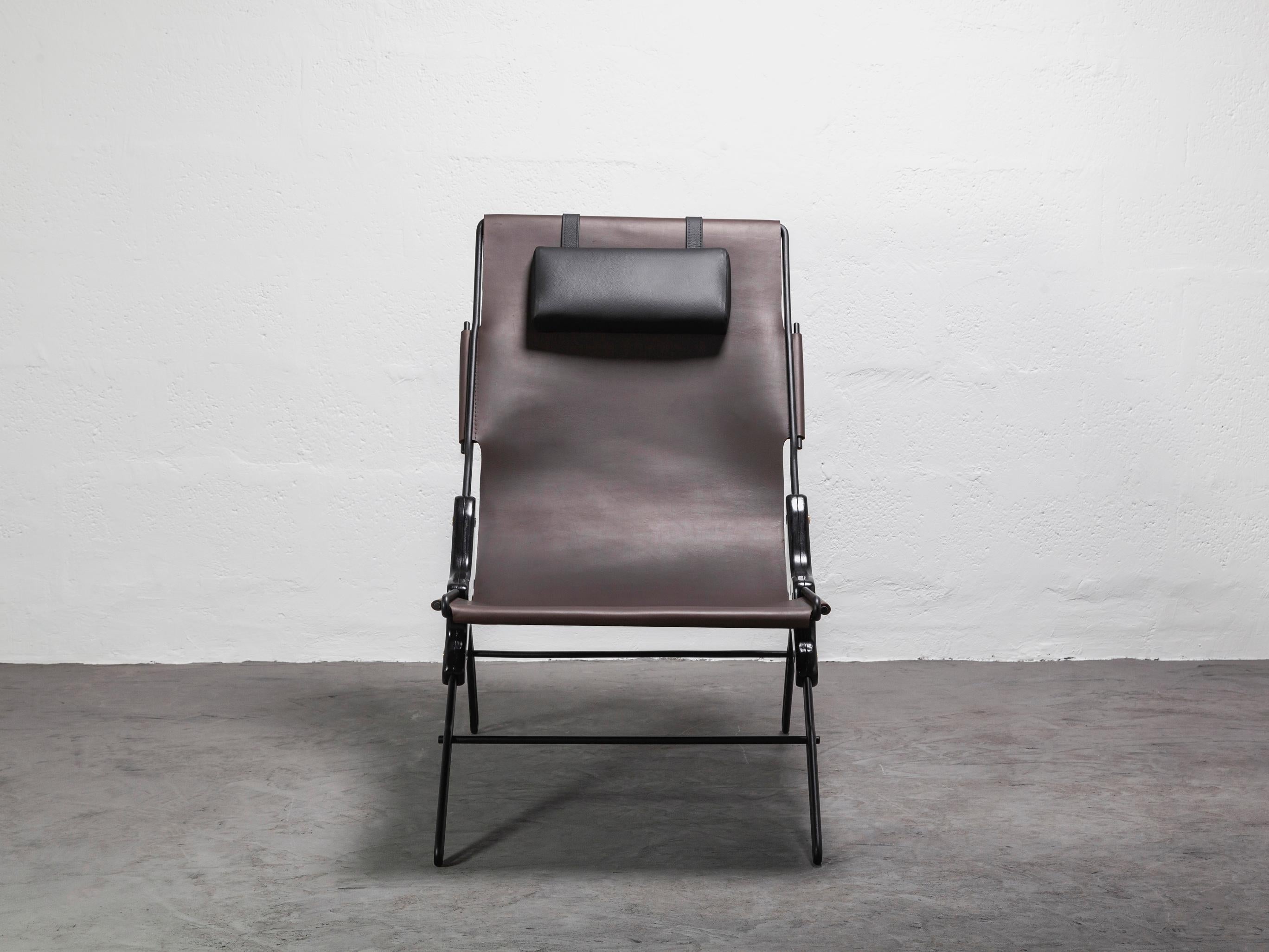 Ecuadorean PERFIDIA_01 Brown Thick Leather Sling Lounge Chair in Black Steel by ANDEAN For Sale