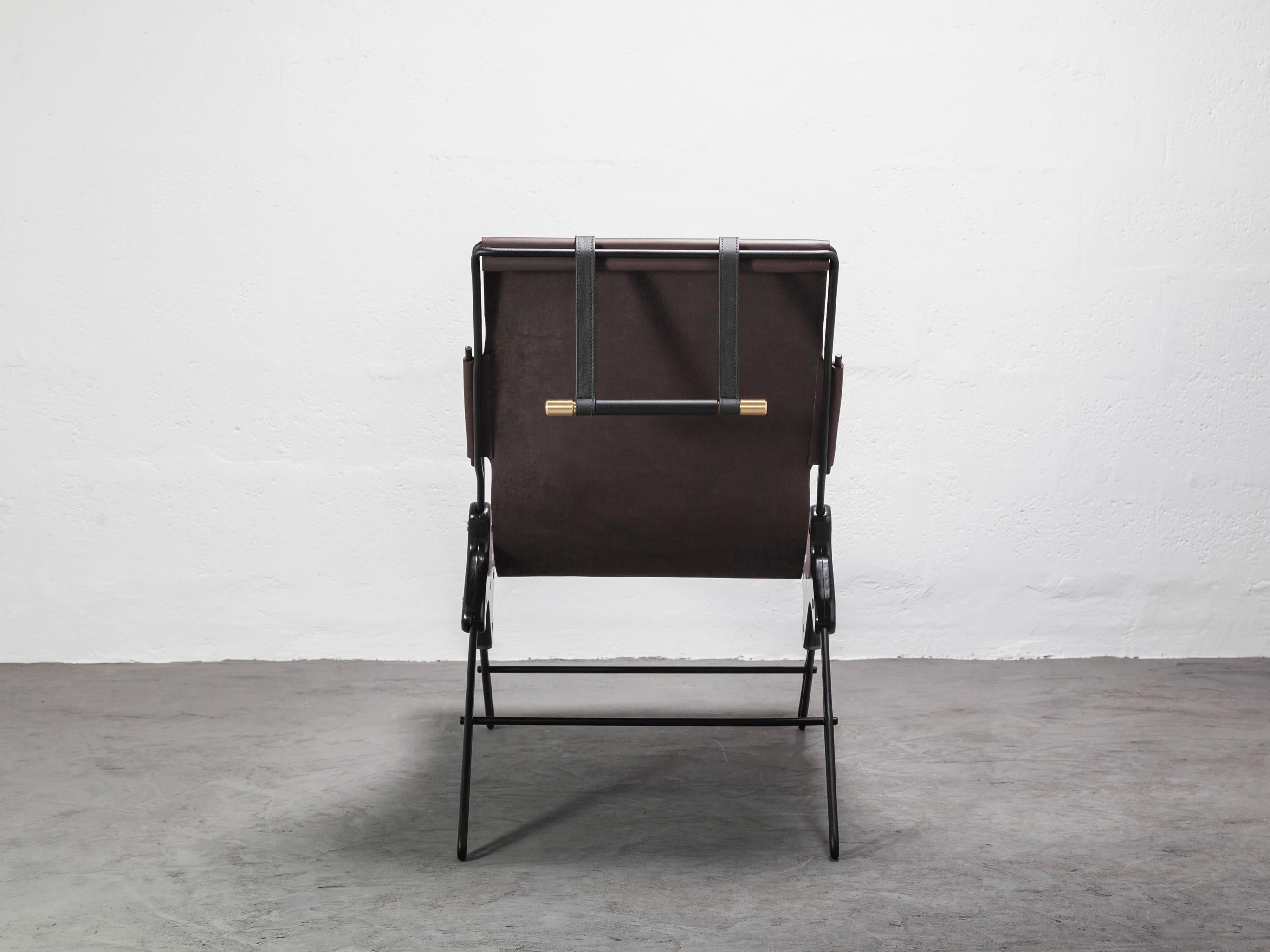 PERFIDIA_01 Brown Thick Leather Sling Lounge Chair in Black Steel by ANDEAN In New Condition For Sale In Quito, EC