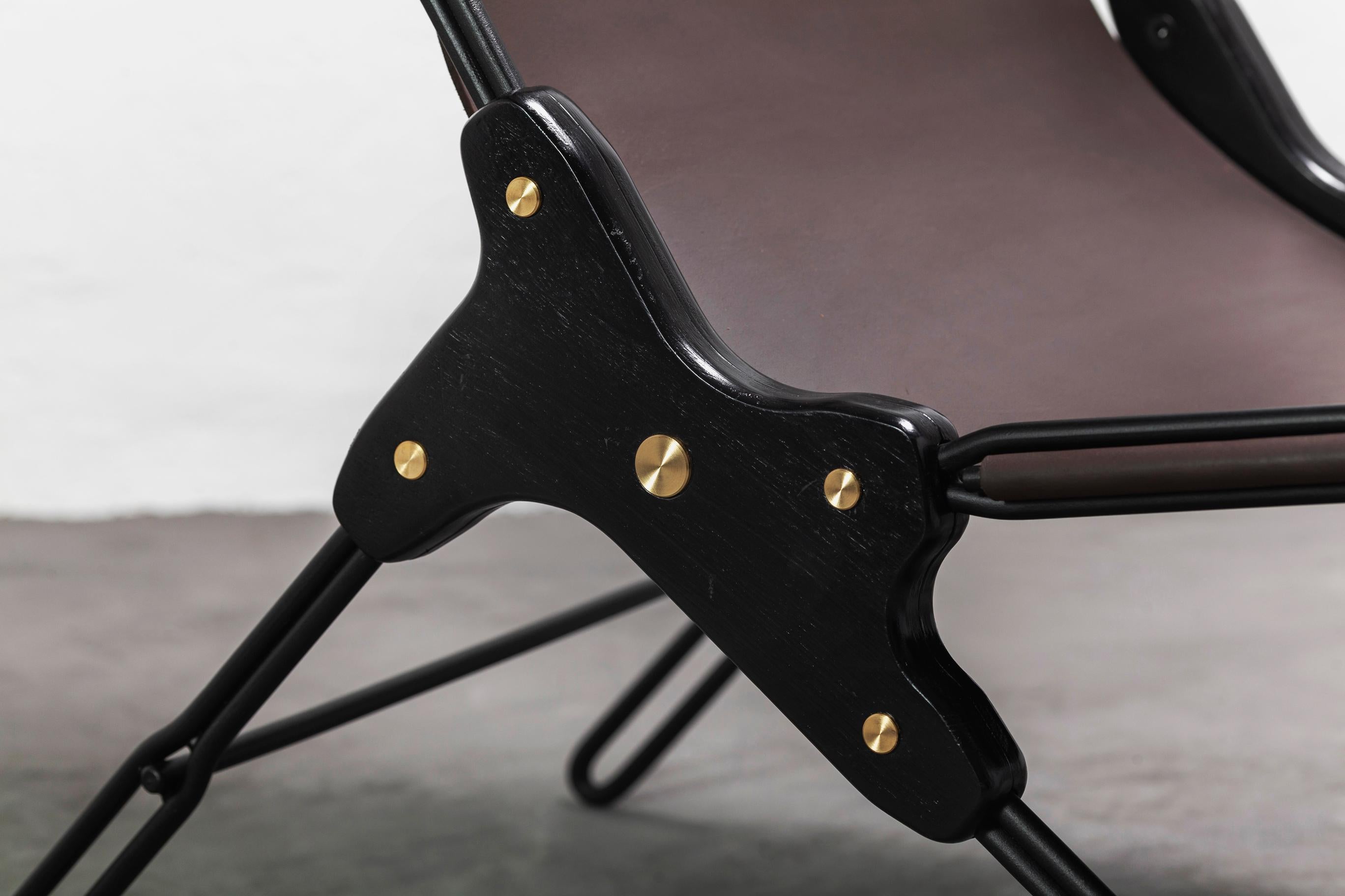 PERFIDIA_01 Sling Lounge Chair aus braunem dickem Leder und schwarzem Stahl von ANDEAN (21. Jahrhundert und zeitgenössisch) im Angebot