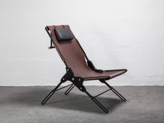 PERFIDIA_01 Cognacfarbener, dicker Leder-Sling-Loungesessel aus schwarzem Stahl von ANDEAN