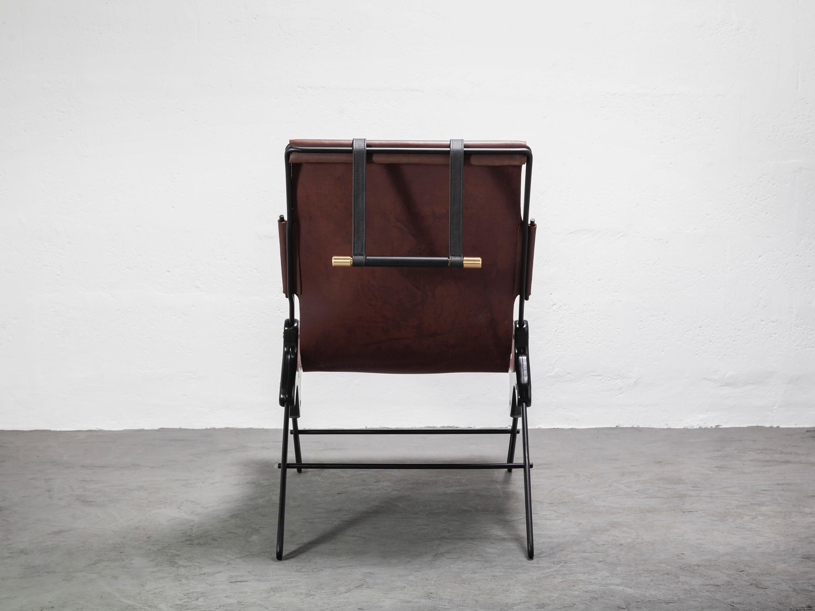 PERFIDIA_01 Cognac Thick Leather Sling Lounge Chair in Black Steel by ANDEAN In New Condition For Sale In Quito, Pichincha