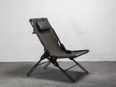 PERFIDIA_01 Tumbona Olivo de cuero grueso en acero negro by ANDEAN