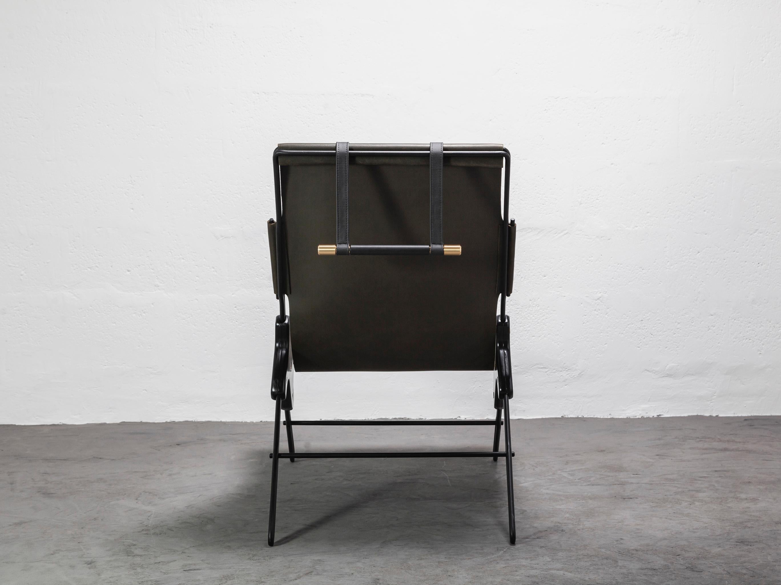 PERFIDIA_01 Olivo Thick Leather Sling Lounge Chair in Black Steel by ANDEAN In New Condition For Sale In Quito, Pichincha