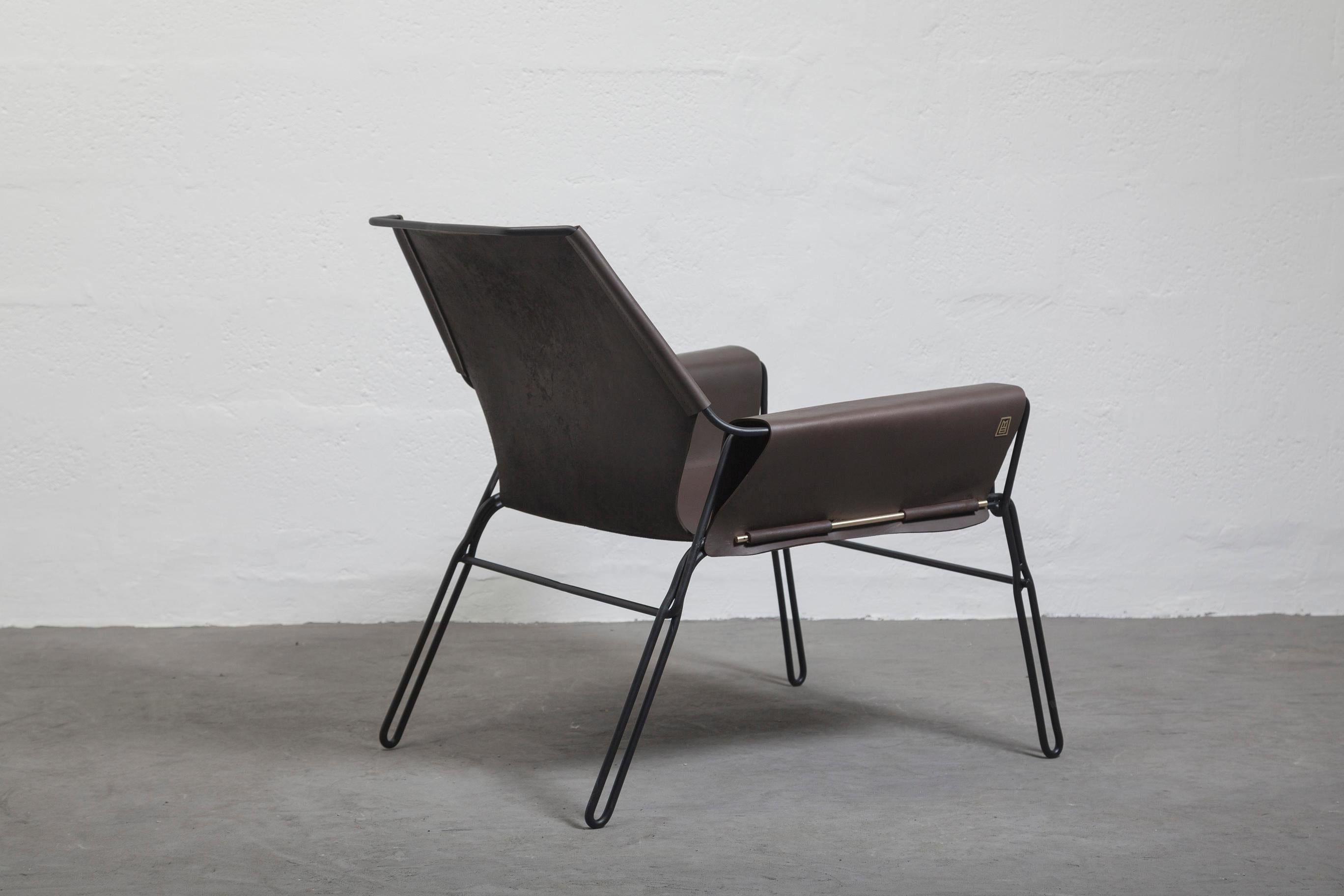 PERFIDIA_02 Brown Thick Leather Sling Lounge Chair in Black Steel by ANDEAN In New Condition For Sale In Quito, EC