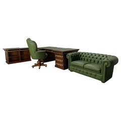 Asnaghi-Schreibtisch, Sessel, Chesterfield Sofa und Bücherregal, Home Office Suite