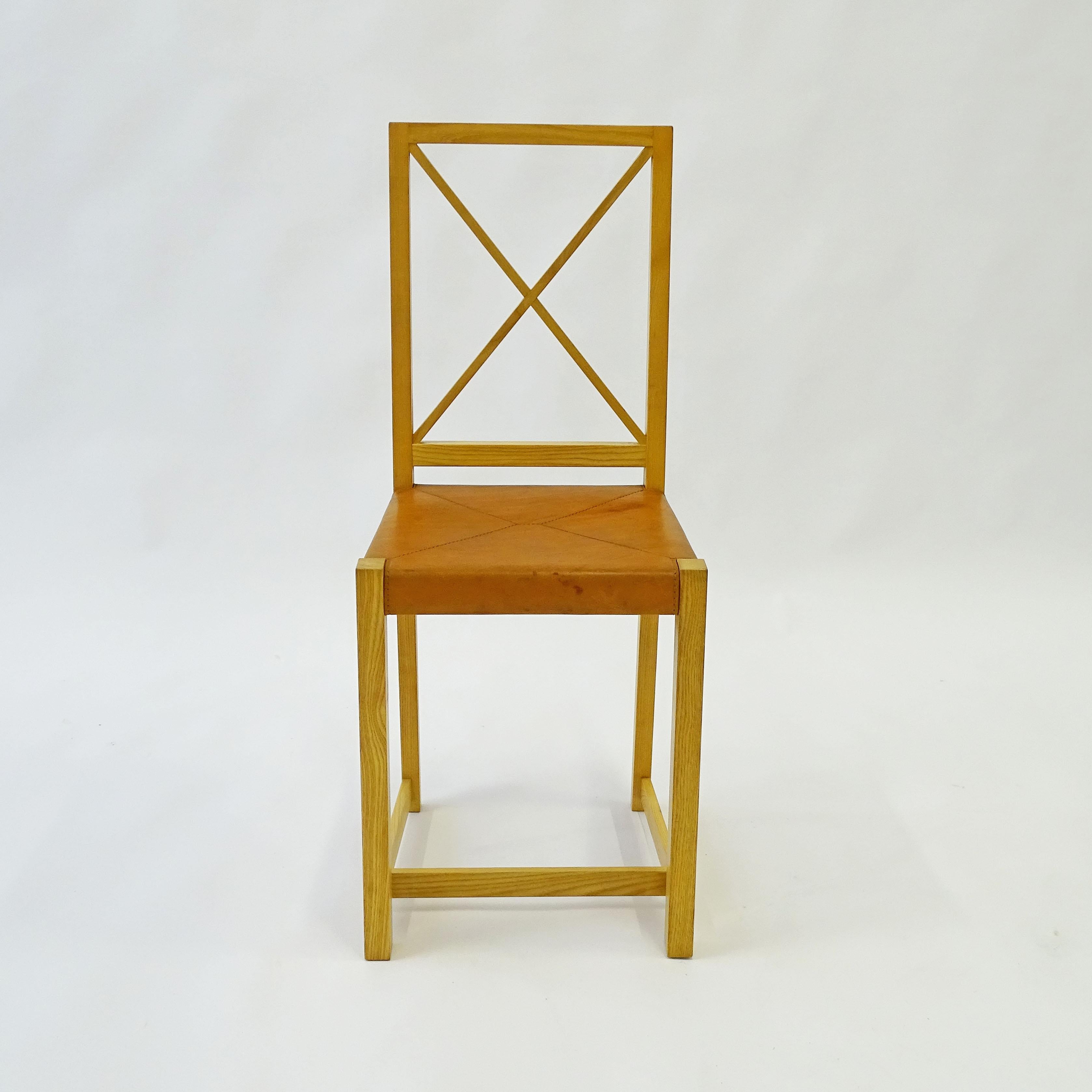 Chaise simple Asnago & Vender conçue dans les années 1930 en bois et cuir 
Cette version date des années 1980.
Fabriqué par Flexform 
Ce projet spécifique 
n'est plus en production.