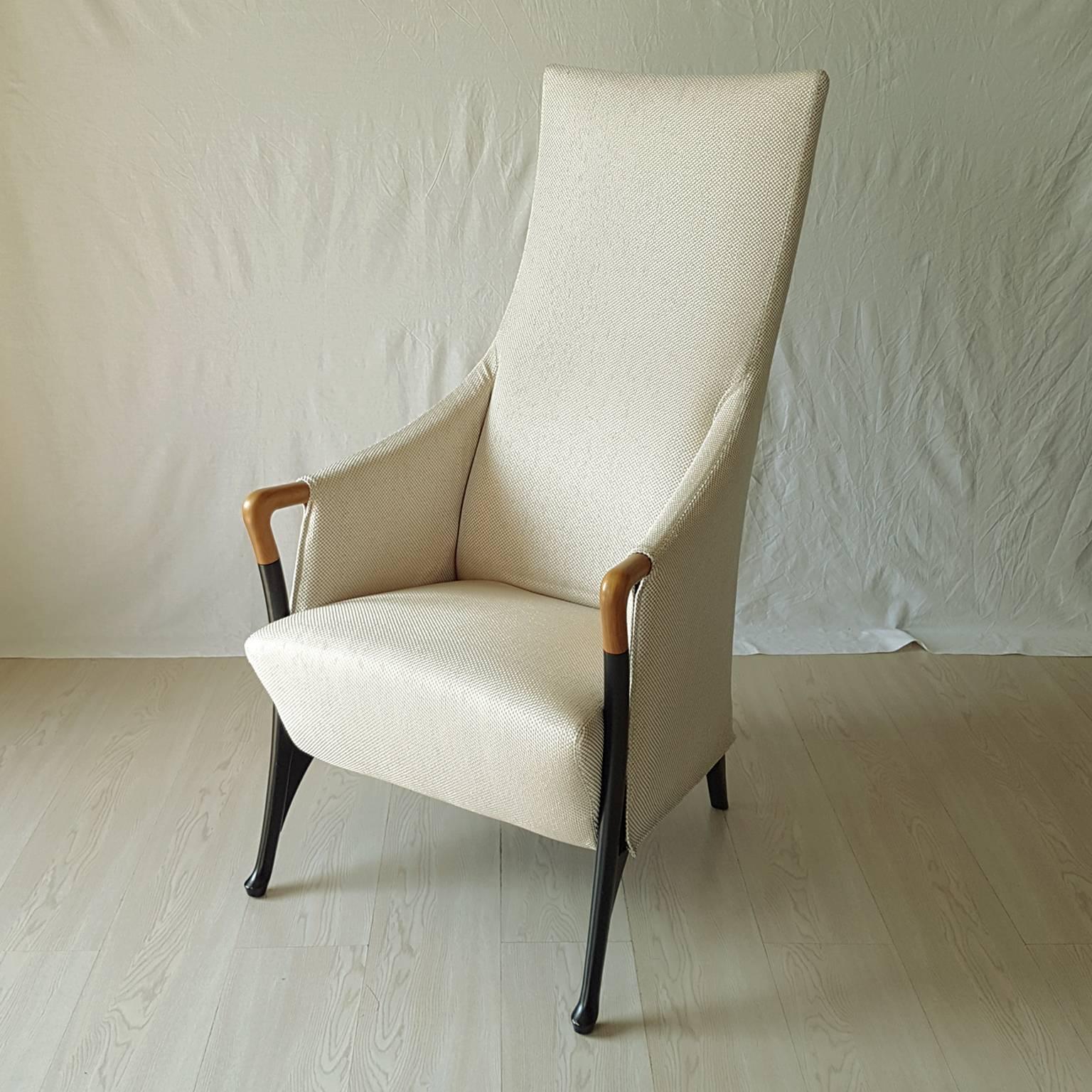 Asnago White Fabric Beechwood Italian Bergere Chair with Black Lacquered Legs  For Sale 5