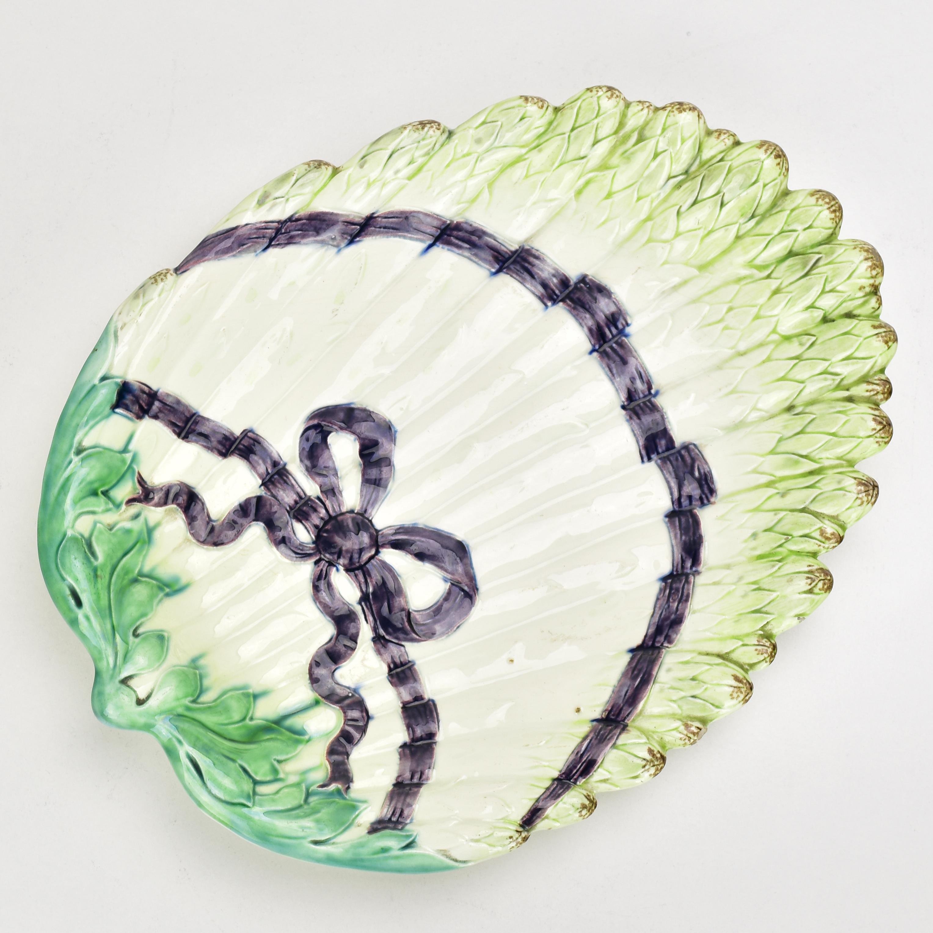 Art nouveau Assiette de service à asperges Majolica Art Nouveau poterie céramique émaillée  en vente