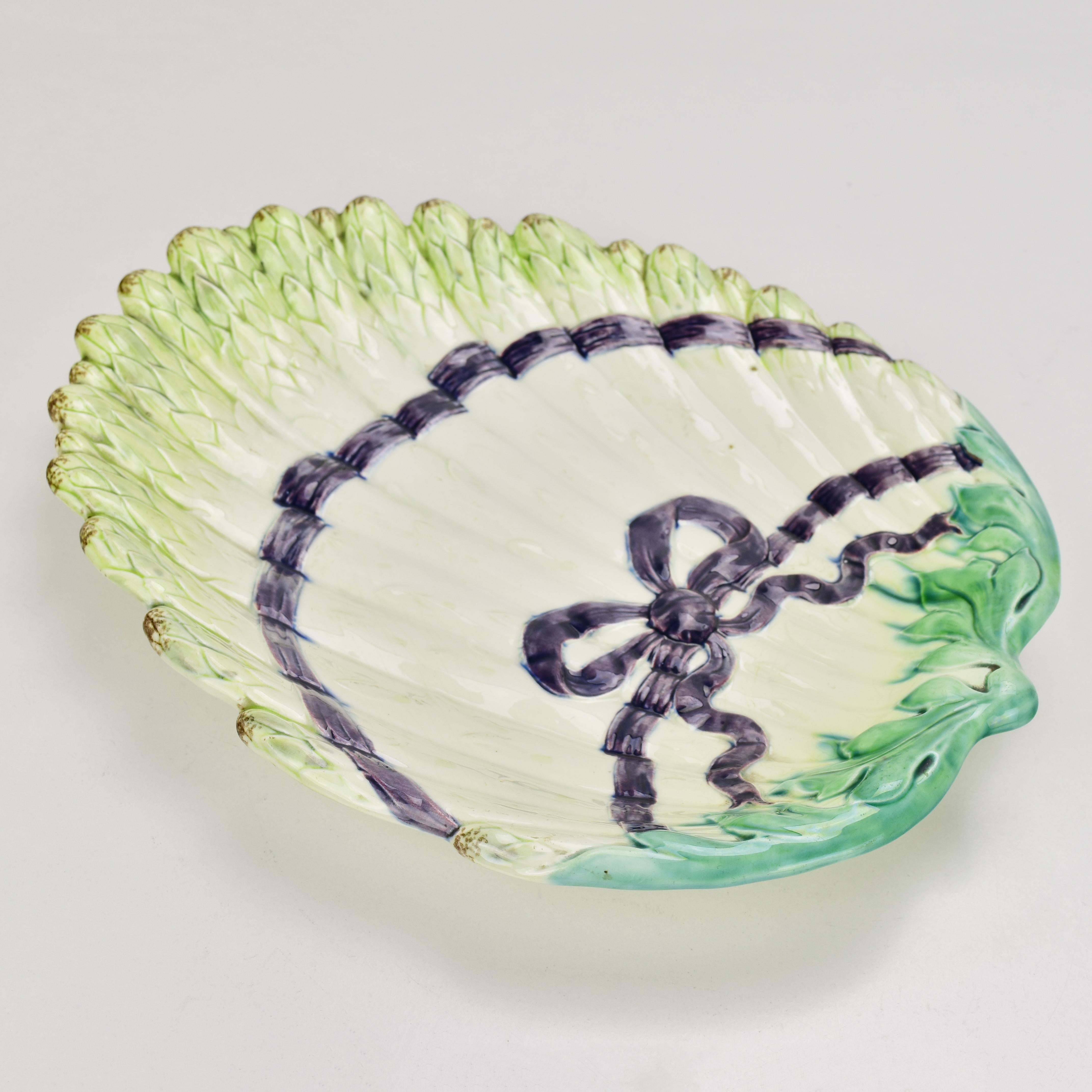 Français Assiette de service à asperges Majolica Art Nouveau poterie céramique émaillée  en vente