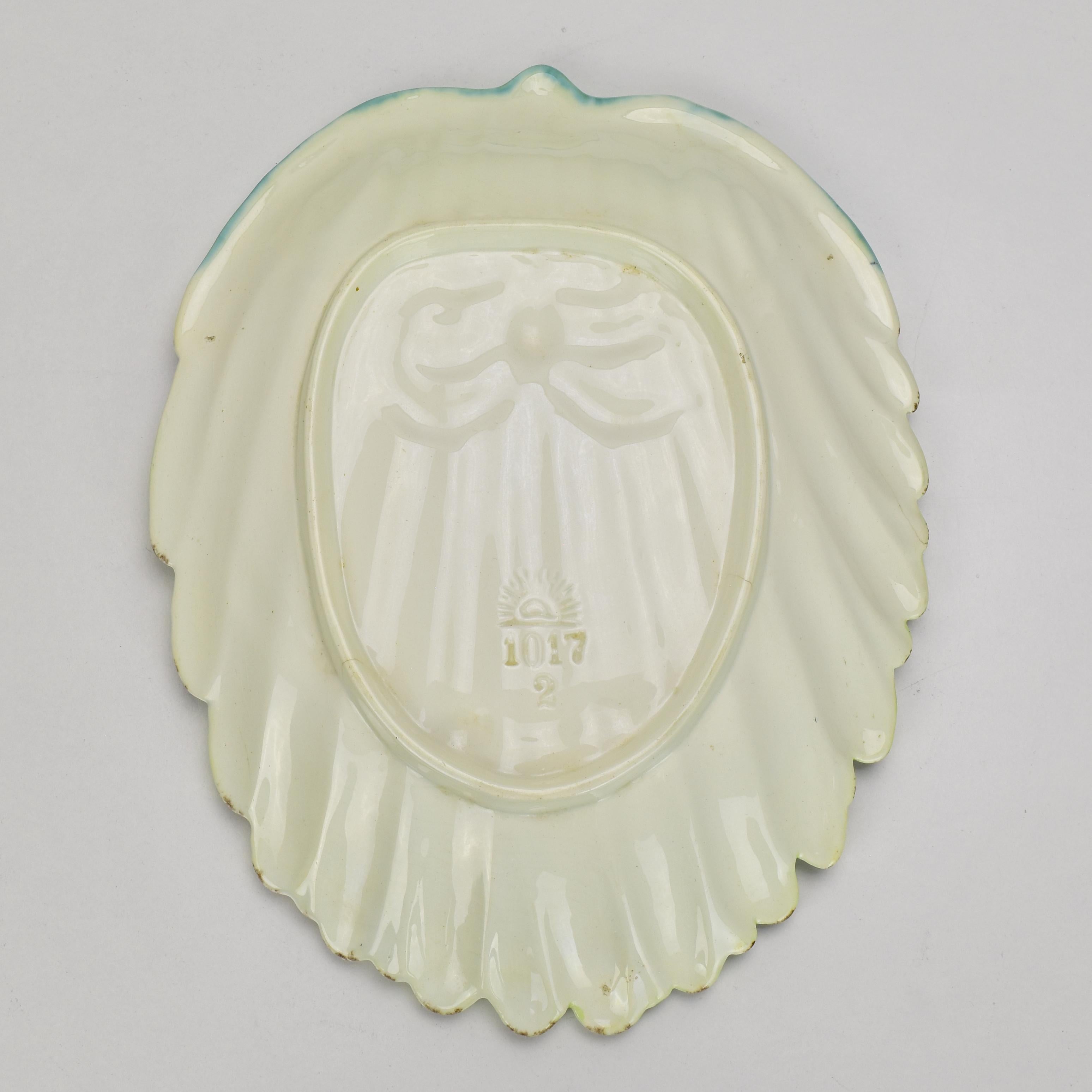Assiette de service à asperges Majolica Art Nouveau poterie céramique émaillée  en vente 1