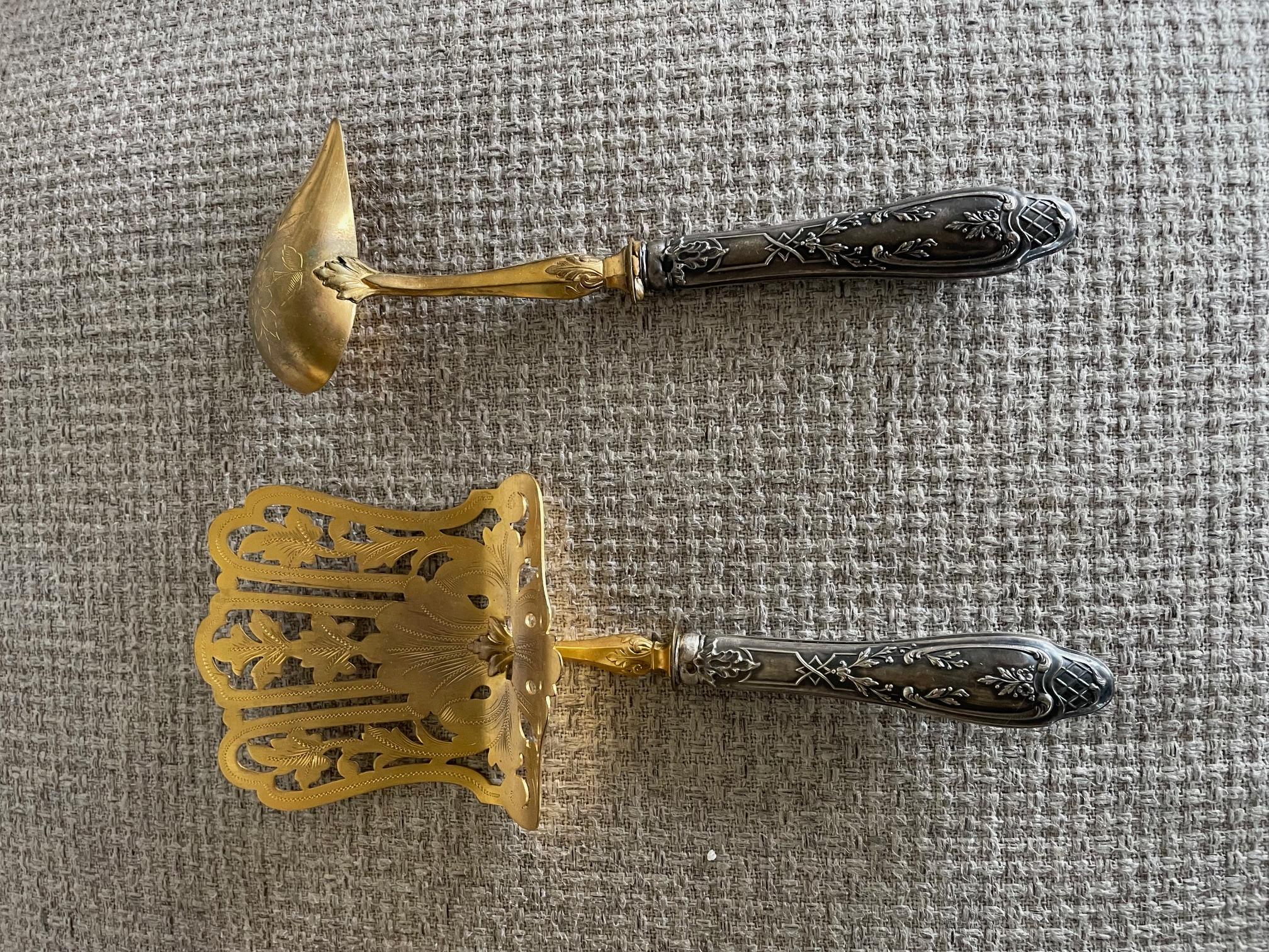Magnifique service à asperges, composé d'une pelle et d'une petite louche, en métal argenté et vermeil.
Dans le style de l'époque art nouveau avec cette belle découpe dans la pelle.
