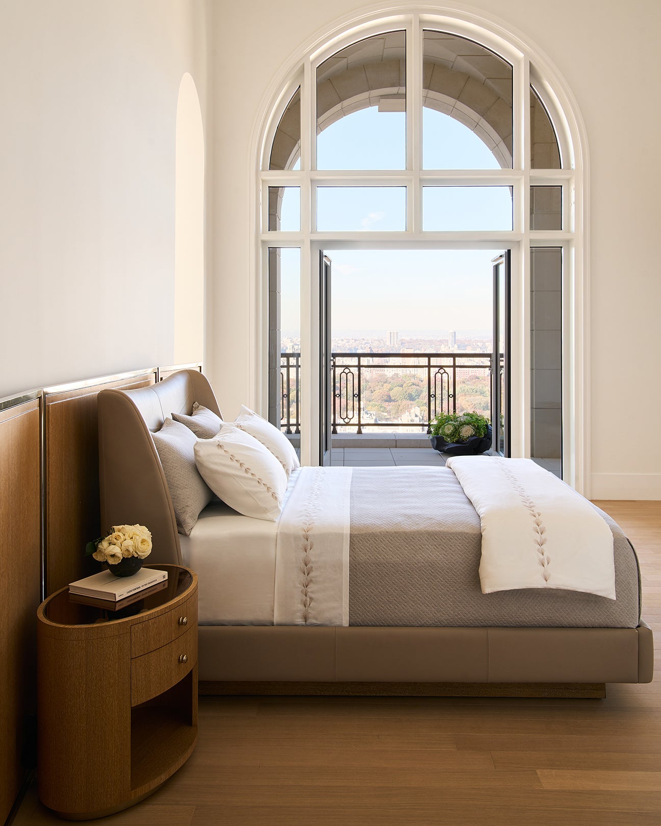 XXIe siècle et contemporain Aspen Bed - Lit tapissé en cuir avec base en Oak (King) en vente