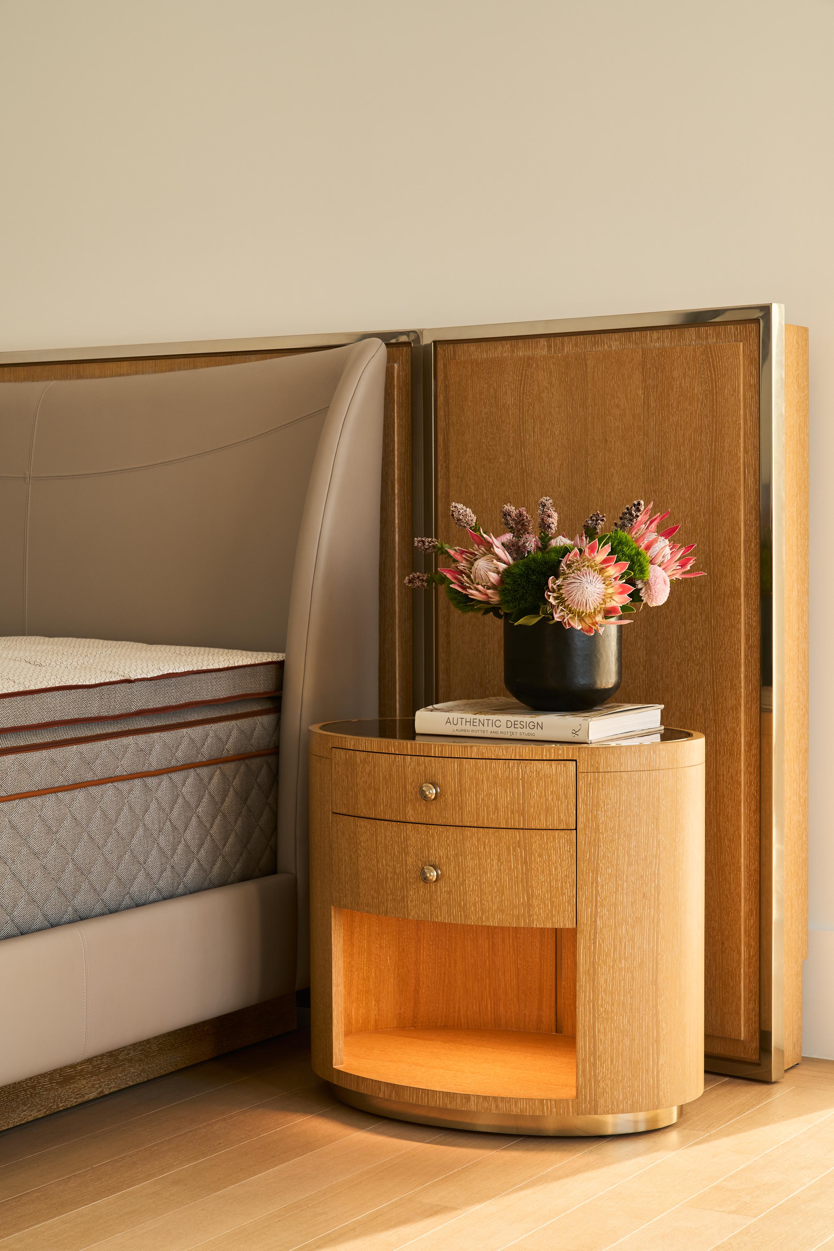 Aspen Bed - Lit tapissé en cuir avec base en Oak (King) en vente 1