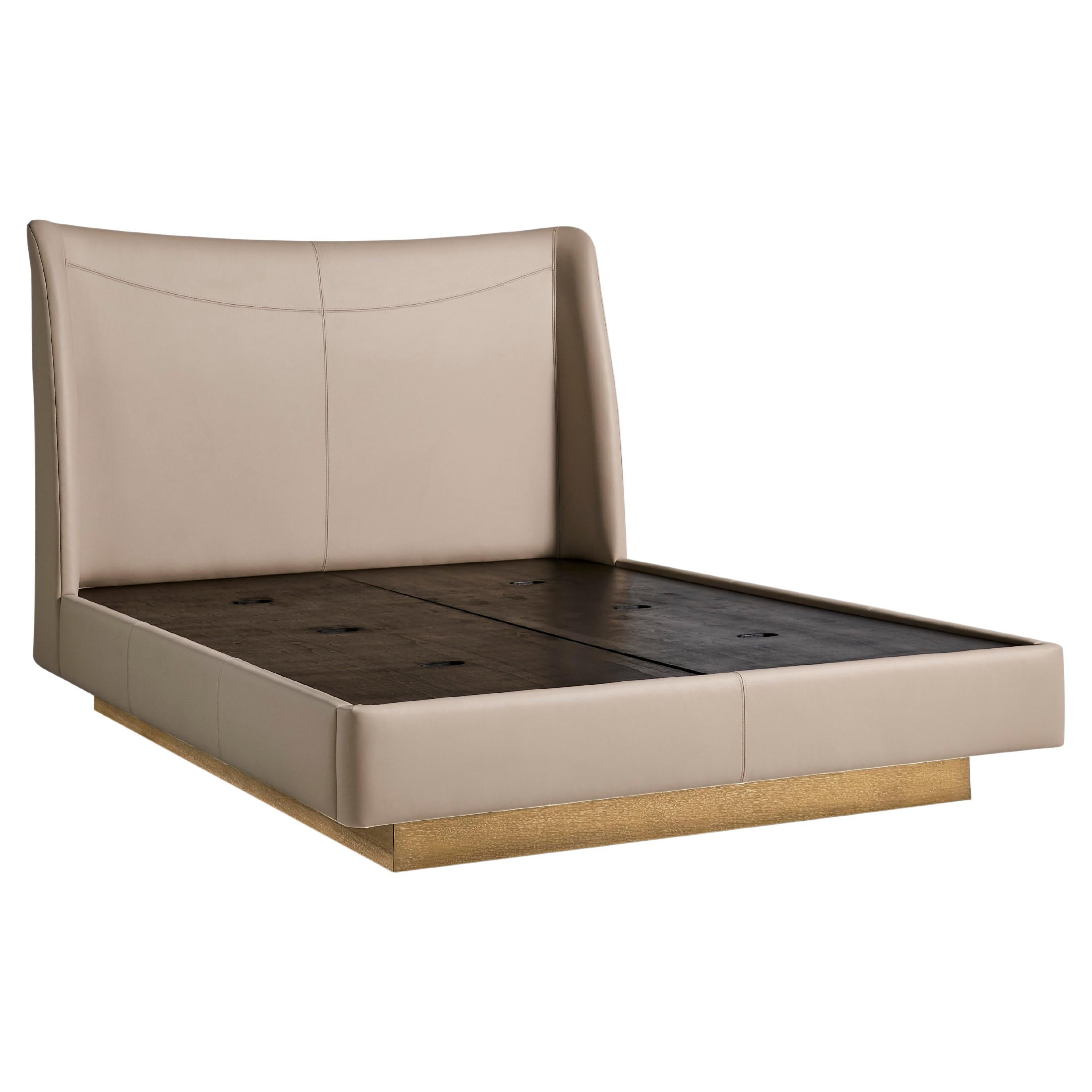 Aspen Bed - Lit rembourré en cuir avec base en Wood (Queen) en vente
