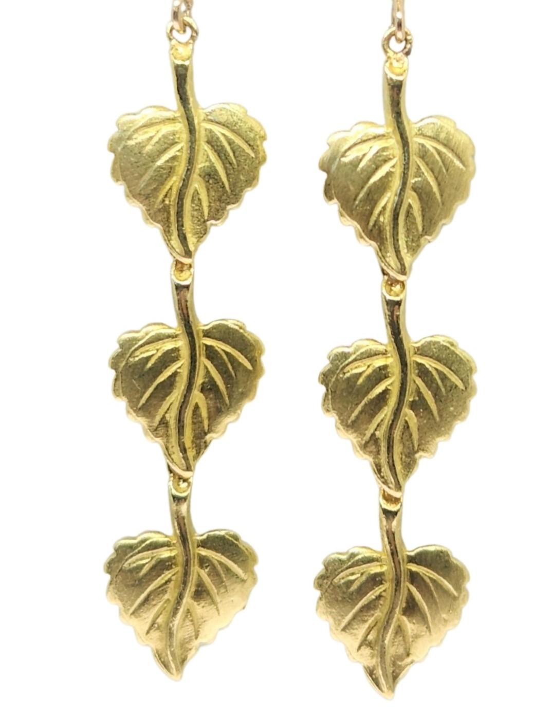 Contemporain Boucles d'oreilles pendantes articulées Aspen Falling Leaves en or jaune 18 carats avec fils européens en vente