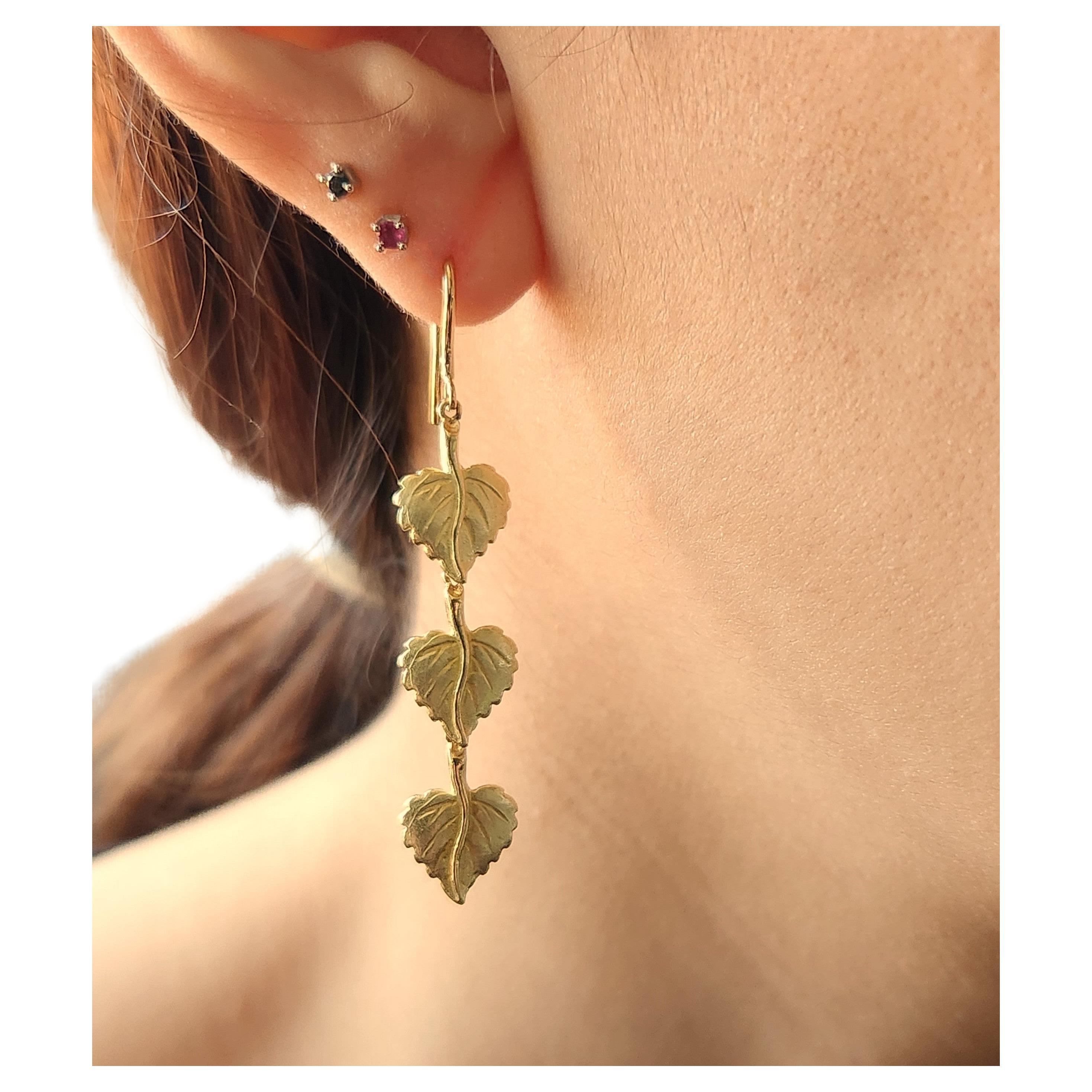 Boucles d'oreilles pendantes articulées Aspen Falling Leaves en or jaune 18 carats avec fils européens en vente