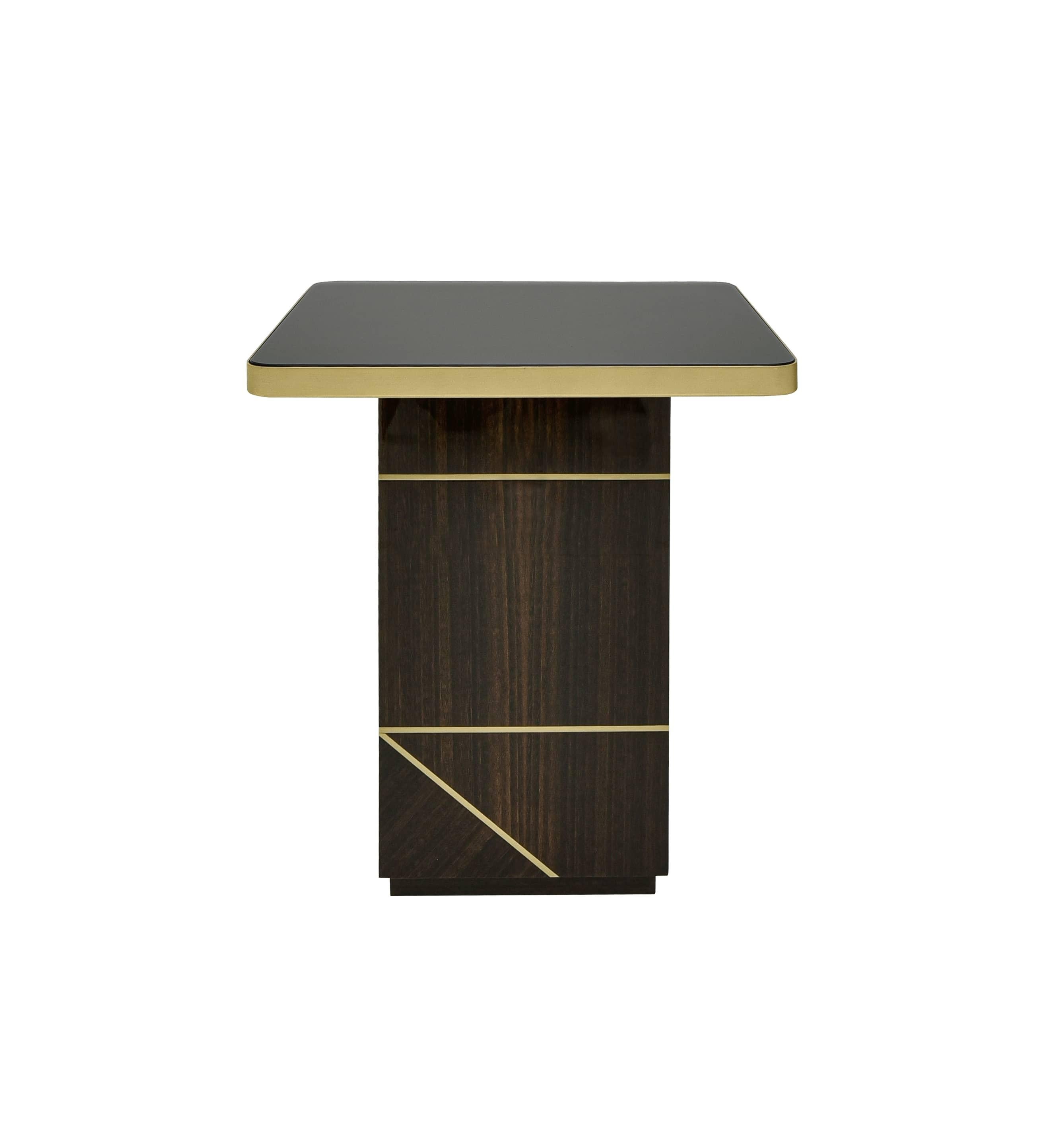Mid-Century Modern Table d'appoint Aspen en noyer et détails en laiton fumé en vente
