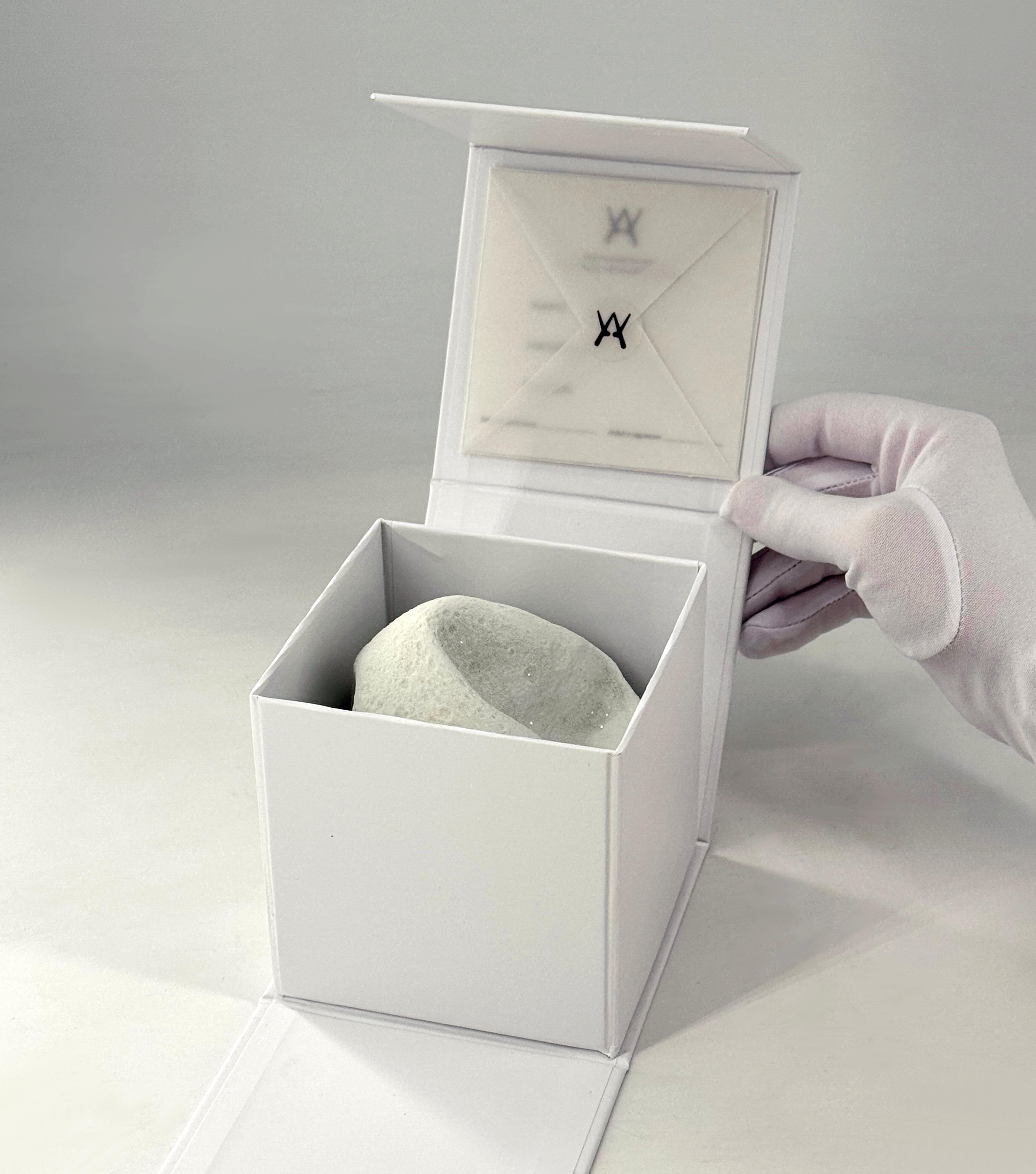 Sculpture miniature ronde blanche Whiting Acryl et Quartz. Dans une boîte à cadeaux en vente 1