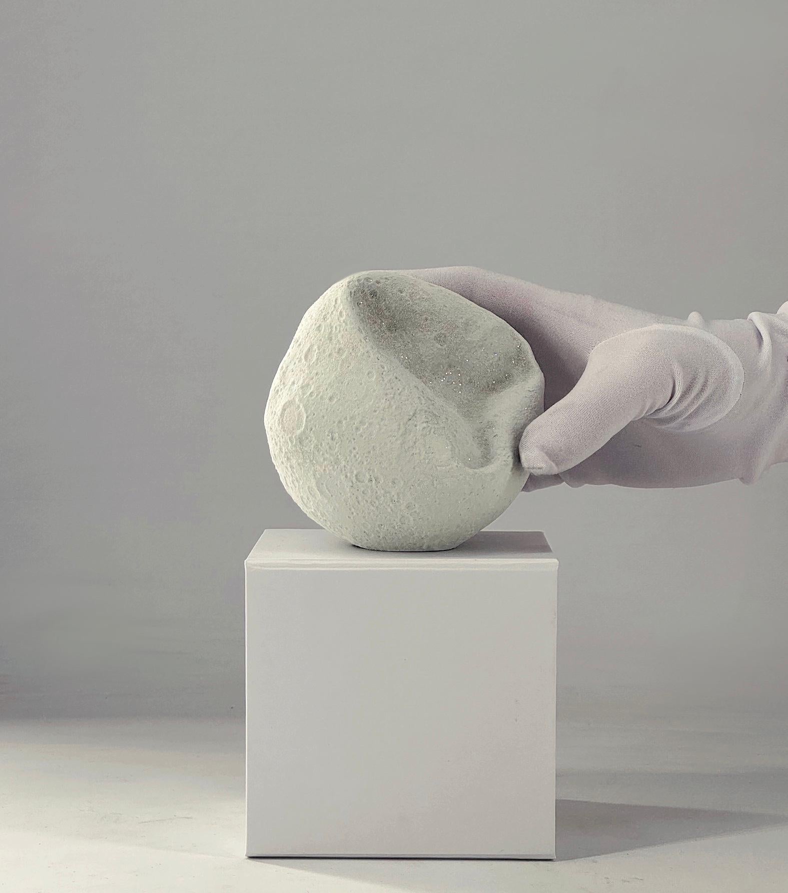 Sculpture miniature ronde blanche Whiting Acryl et Quartz. Dans une boîte à cadeaux en vente 2