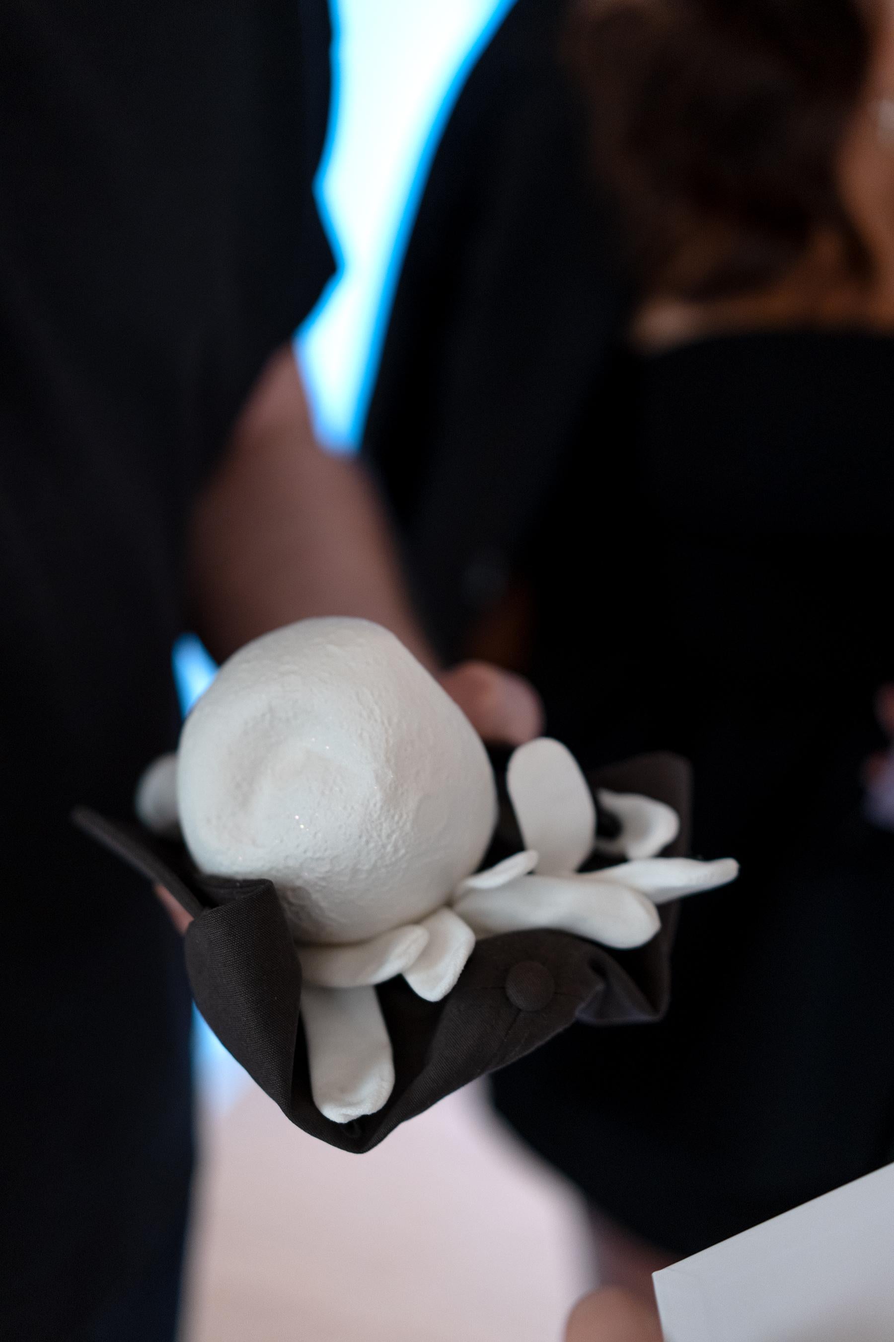 Sculpture miniature ronde blanche Whiting Acryl et Quartz. Dans une boîte à cadeaux en vente 4