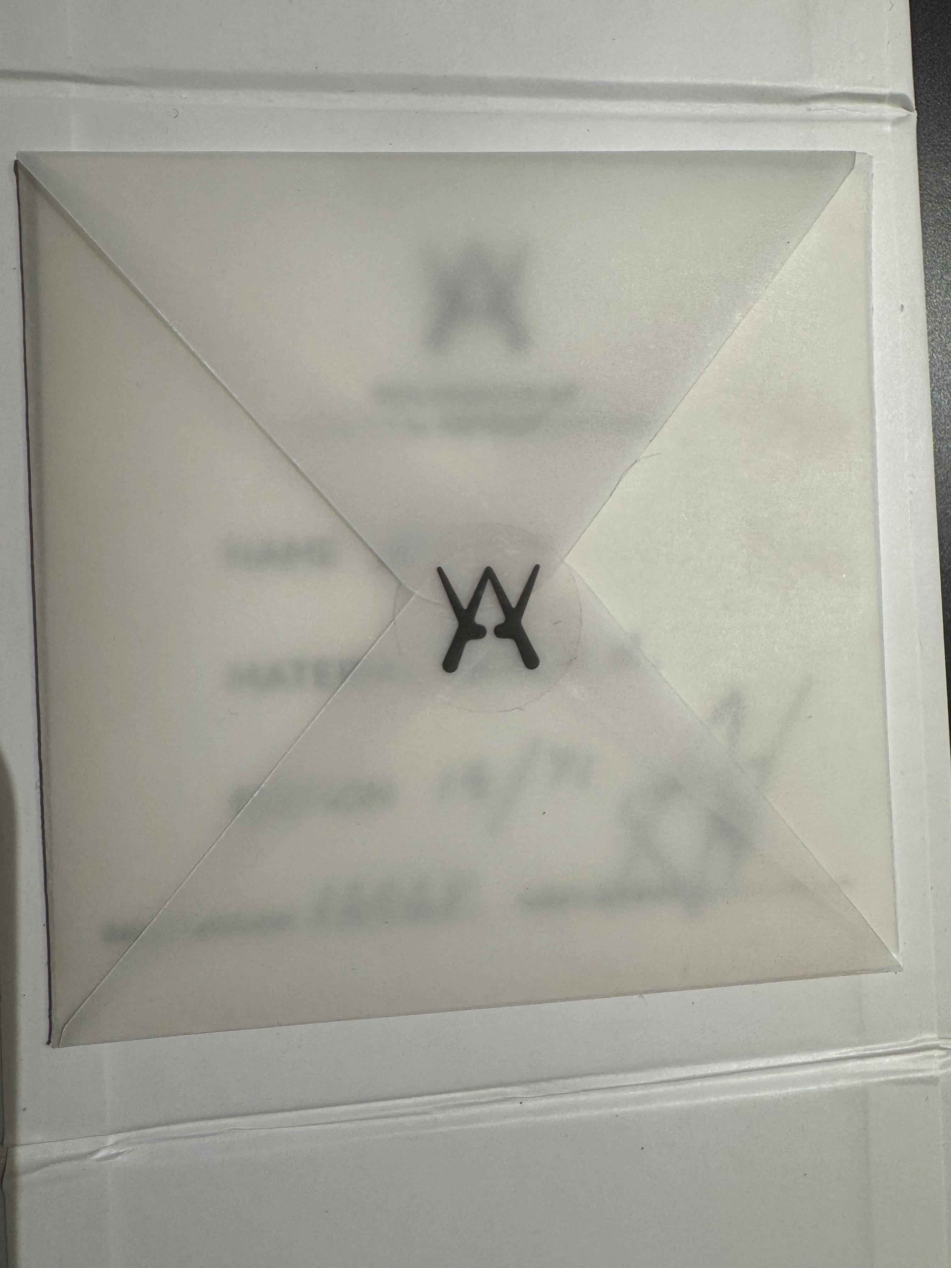 Sculpture miniature ronde blanche Whiting Acryl et Quartz. Dans une boîte à cadeaux en vente 5