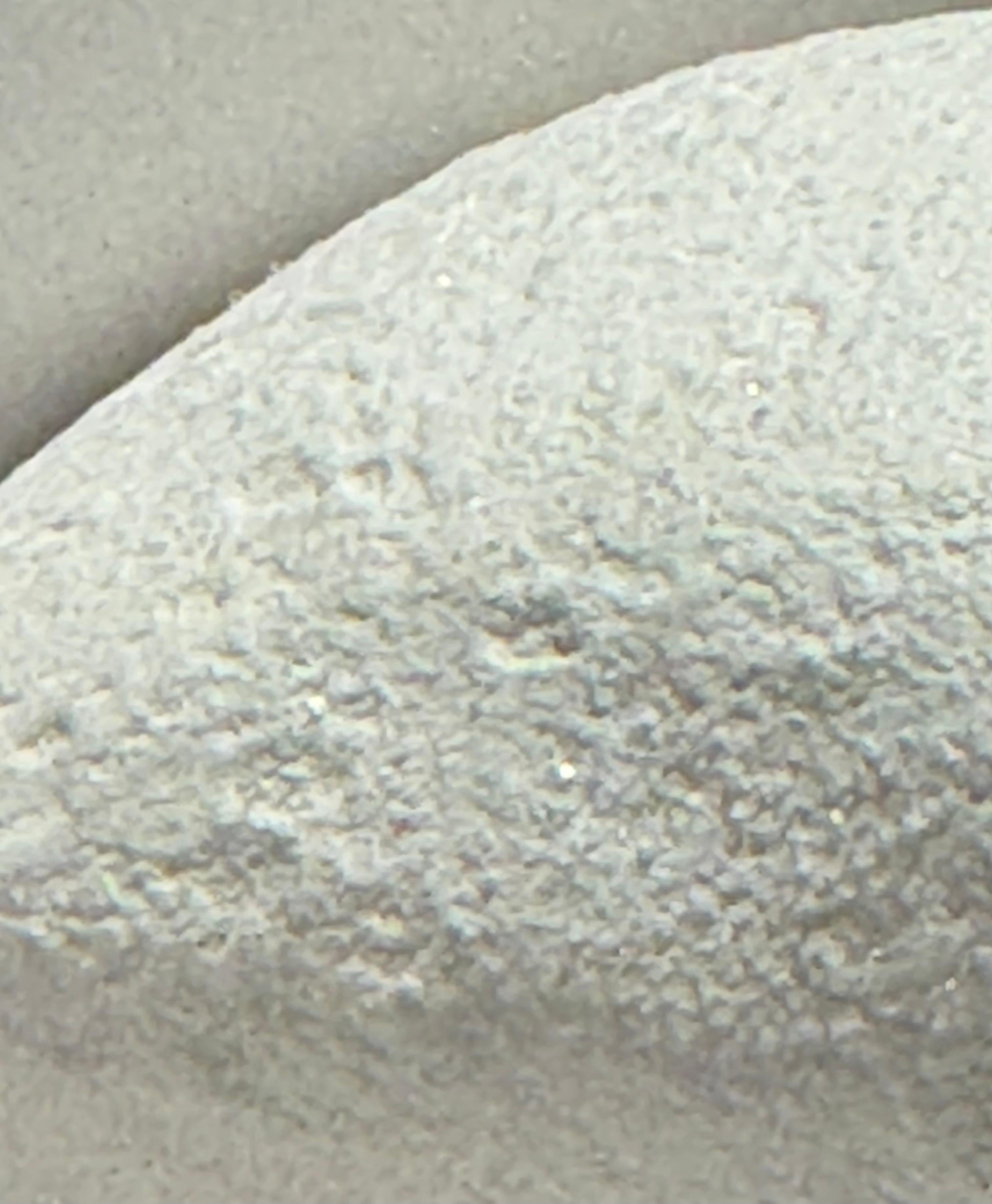 Sculpture miniature ronde blanche Whiting Acryl et Quartz. Dans une boîte à cadeaux en vente 6