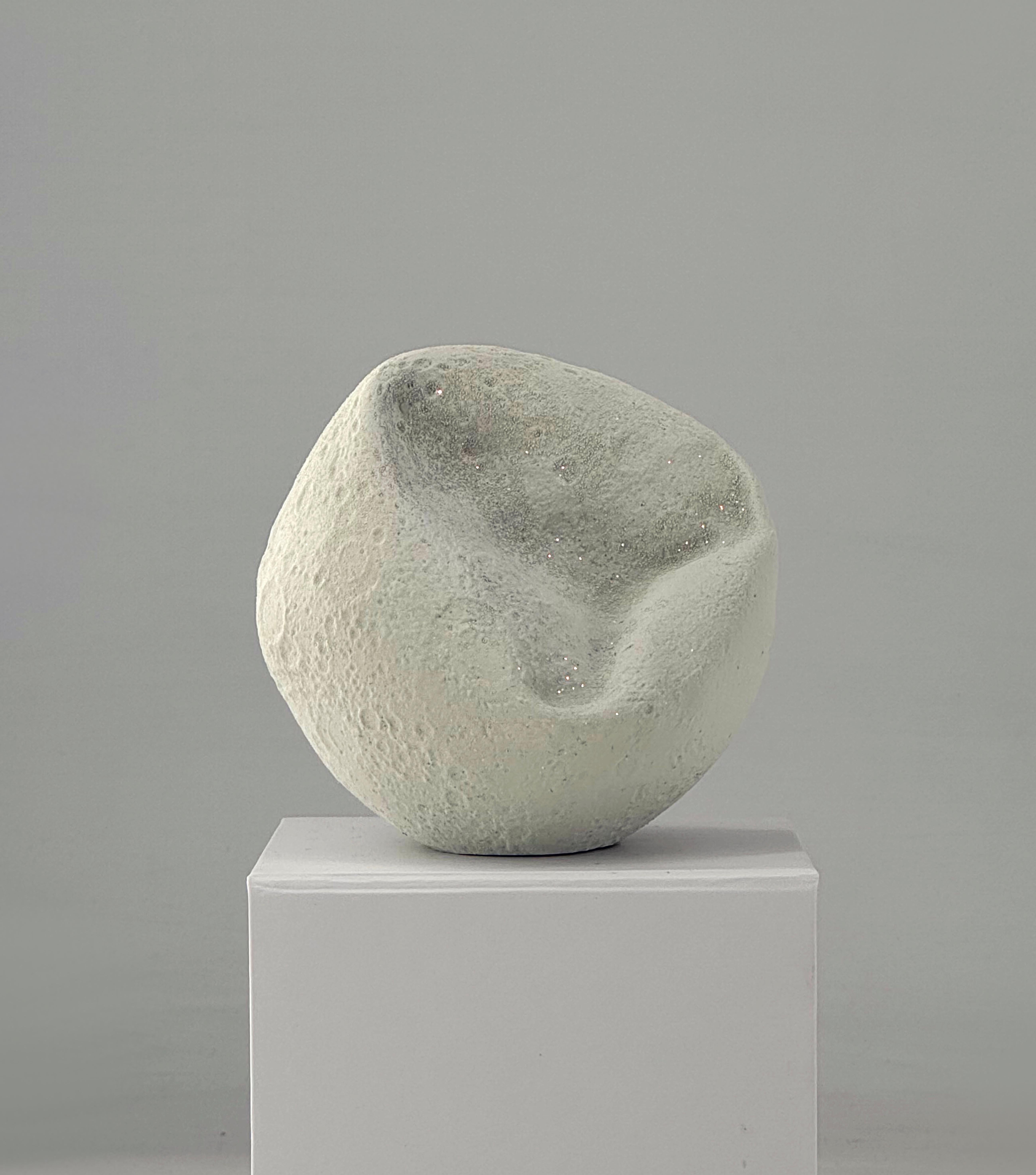 Figurative Sculpture ASPENCROW - Sculpture miniature ronde blanche Whiting Acryl et Quartz. Dans une boîte à cadeaux